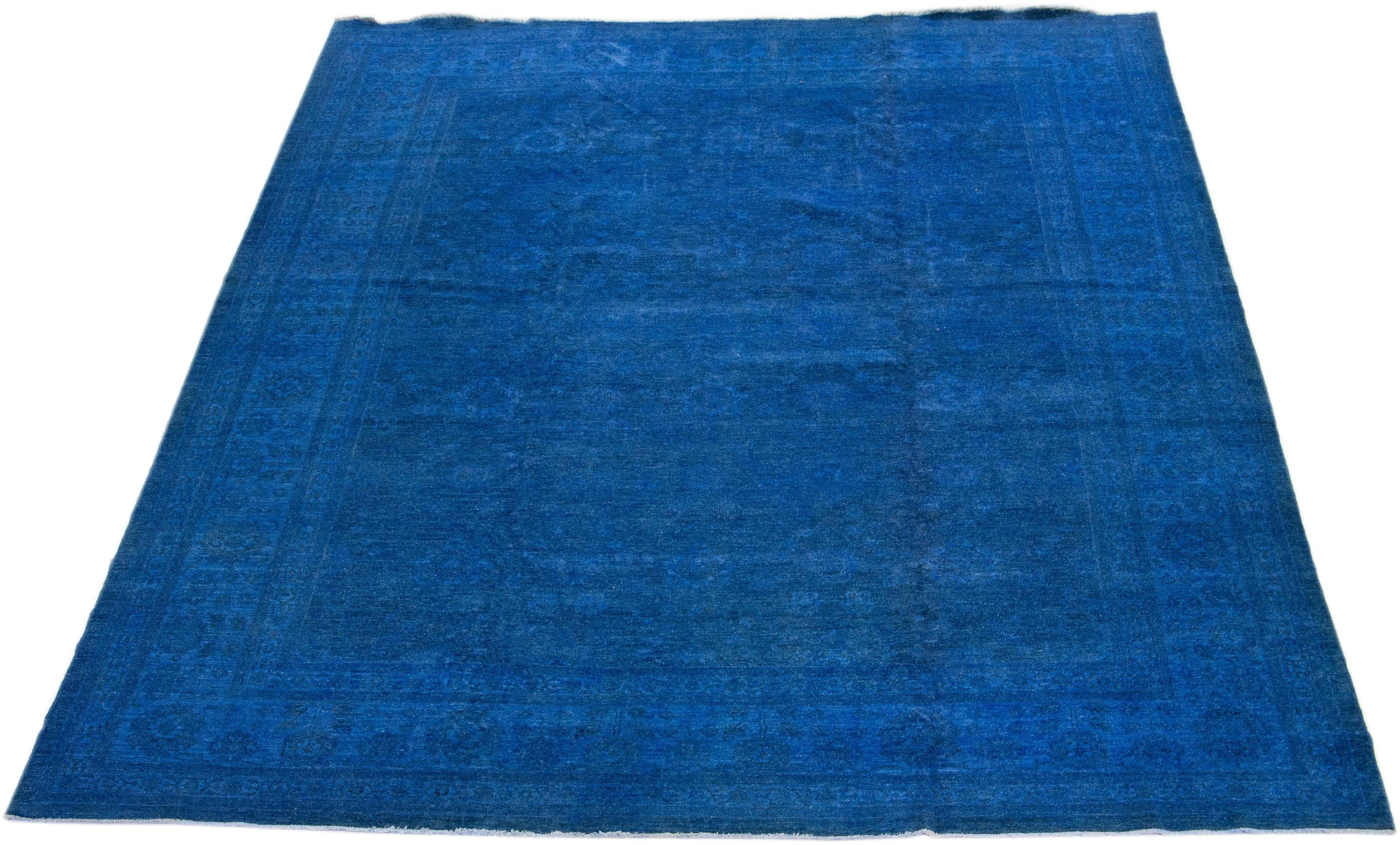 Blauer Moderner Peshawar Übergefärbter Handgefertigter Indischer Wollteppich (21. Jahrhundert und zeitgenössisch) im Angebot