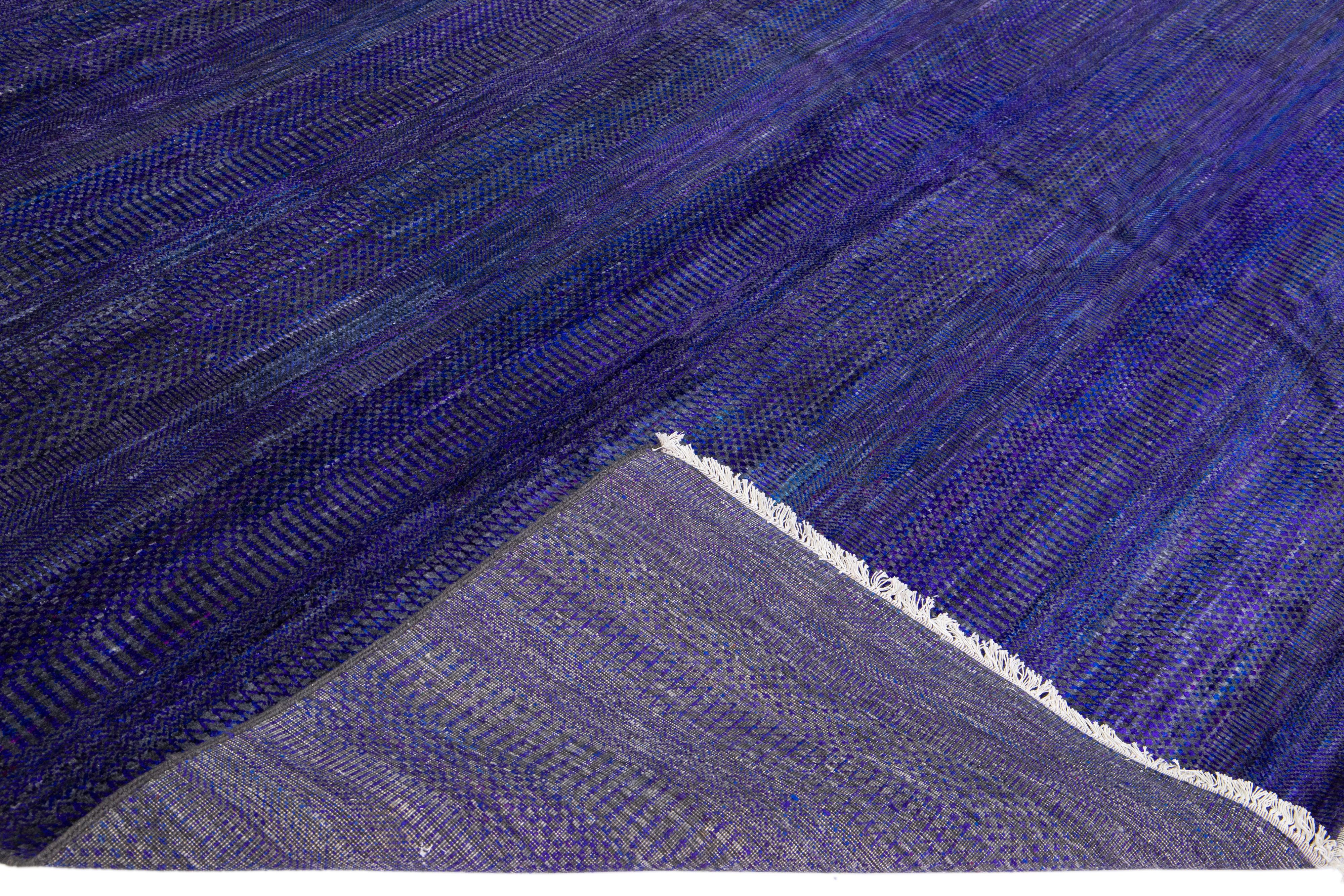 Wunderschöner handgeknüpfter Wollteppich Savannah mit einem fein detaillierten blauen, grauen und violetten Feld in einem geometrischen Allover-Muster.

Dieser Teppich misst: 12'1