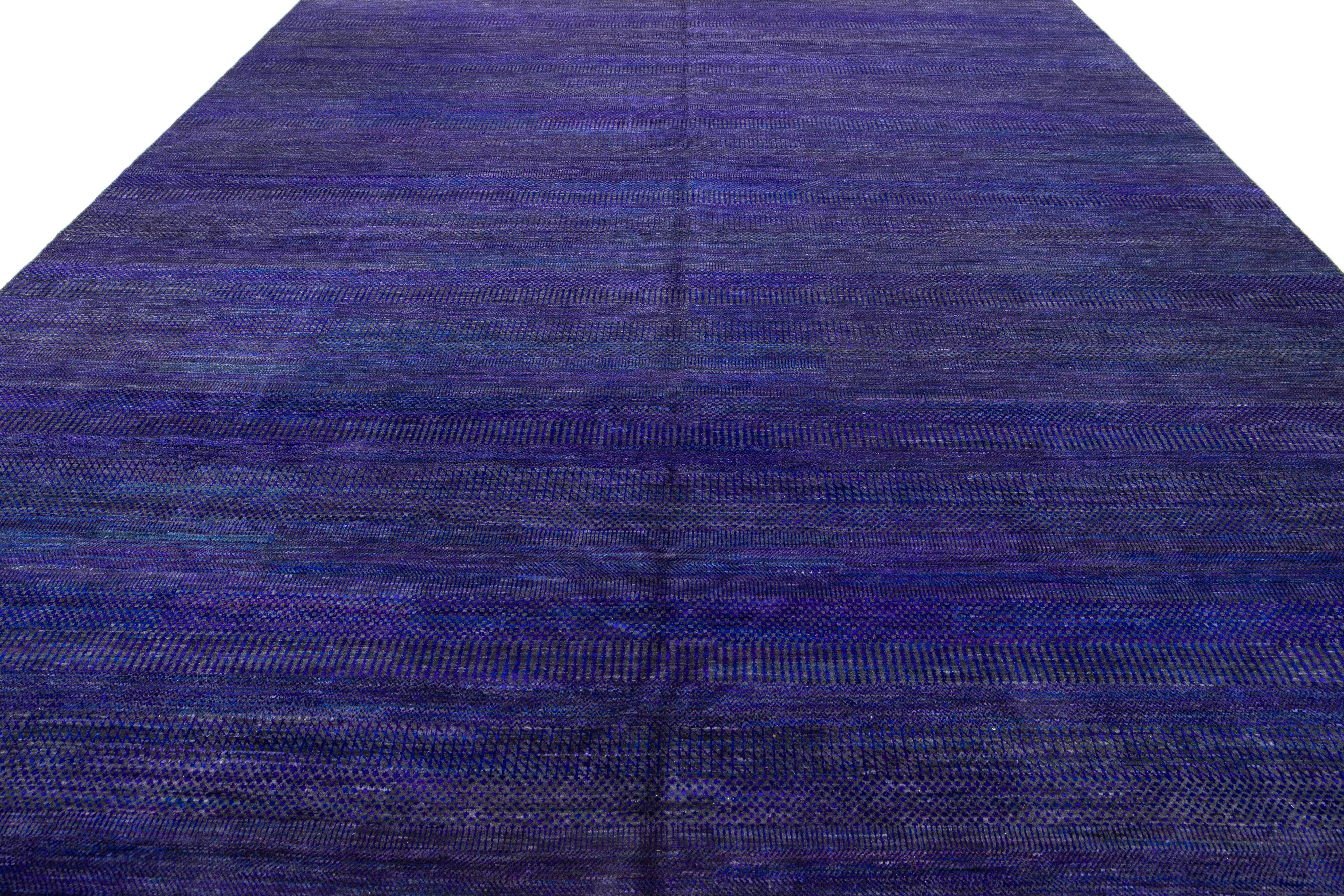 Blauer moderner Savannah handgefertigter Oversize-Wollteppich in Blau mit geometrischem Design (Moderne) im Angebot