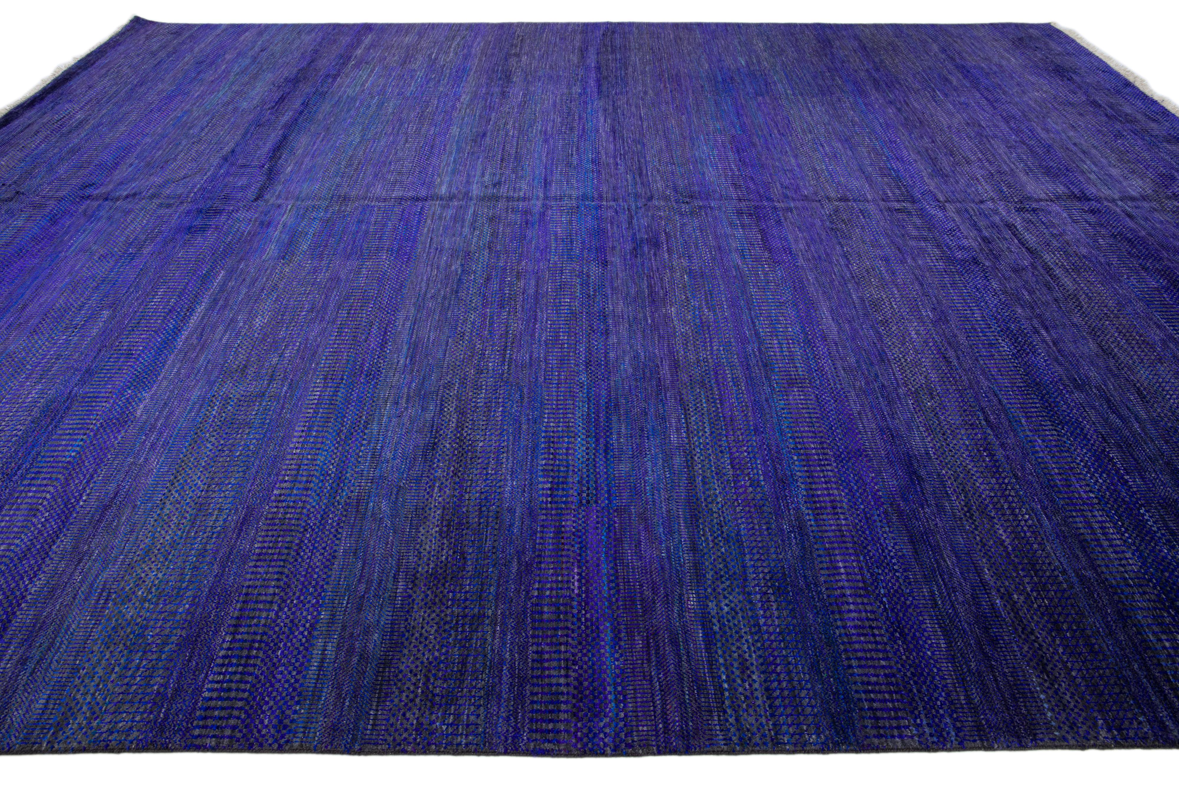 Blauer moderner Savannah handgefertigter Oversize-Wollteppich in Blau mit geometrischem Design (Handgeknüpft) im Angebot