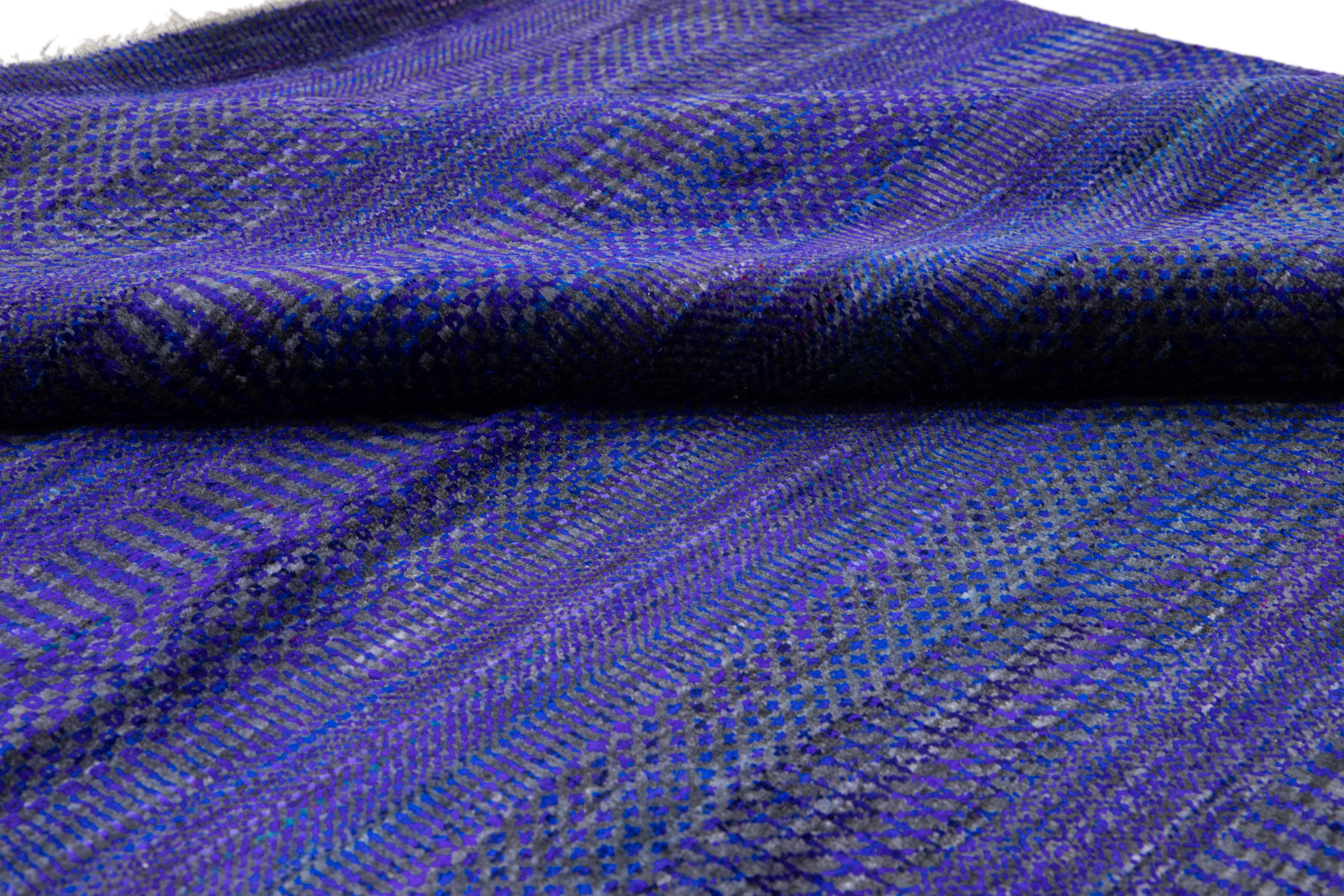 Blauer moderner Savannah handgefertigter Oversize-Wollteppich in Blau mit geometrischem Design im Zustand „Neu“ im Angebot in Norwalk, CT
