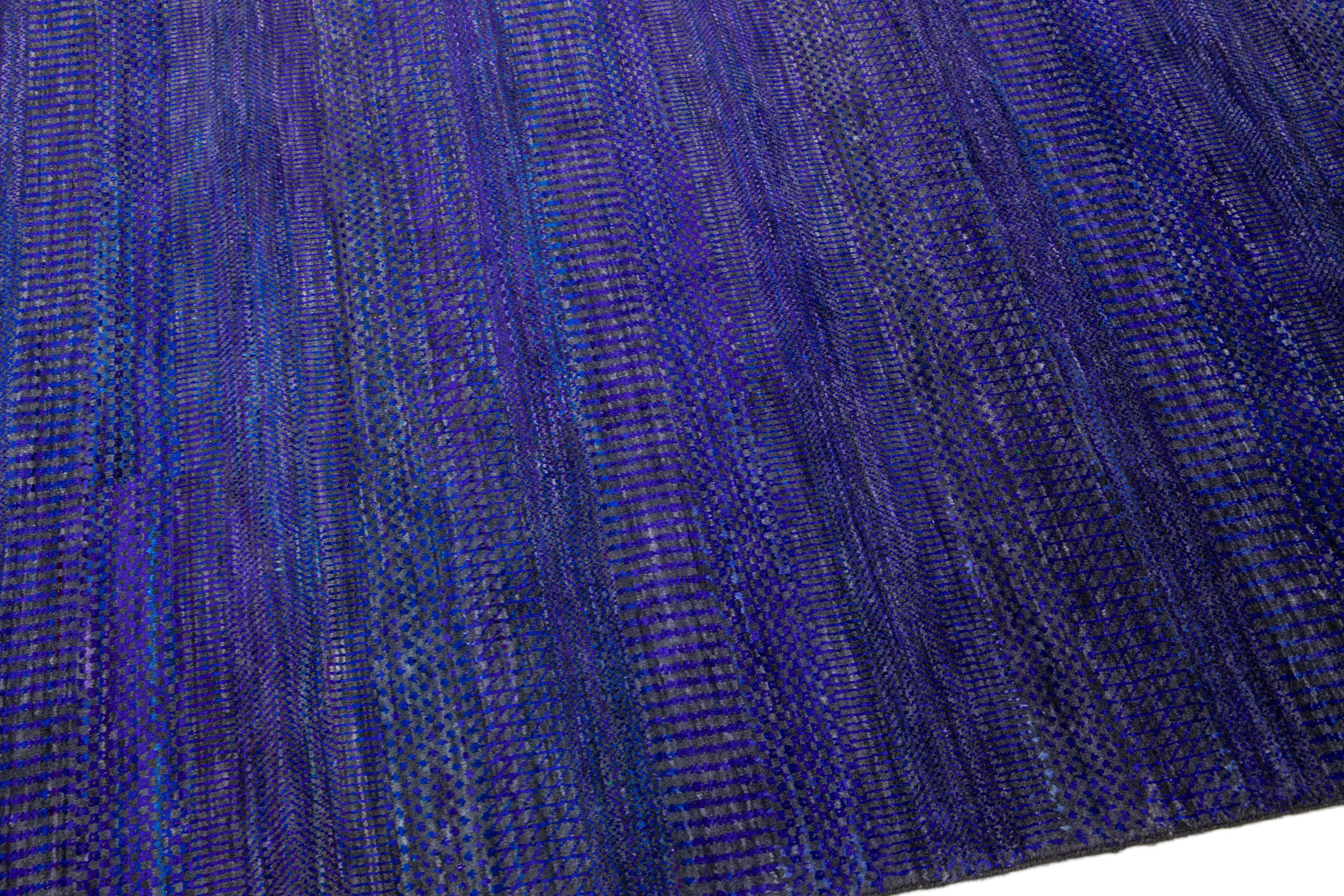 Blauer moderner Savannah handgefertigter Oversize-Wollteppich in Blau mit geometrischem Design (21. Jahrhundert und zeitgenössisch) im Angebot