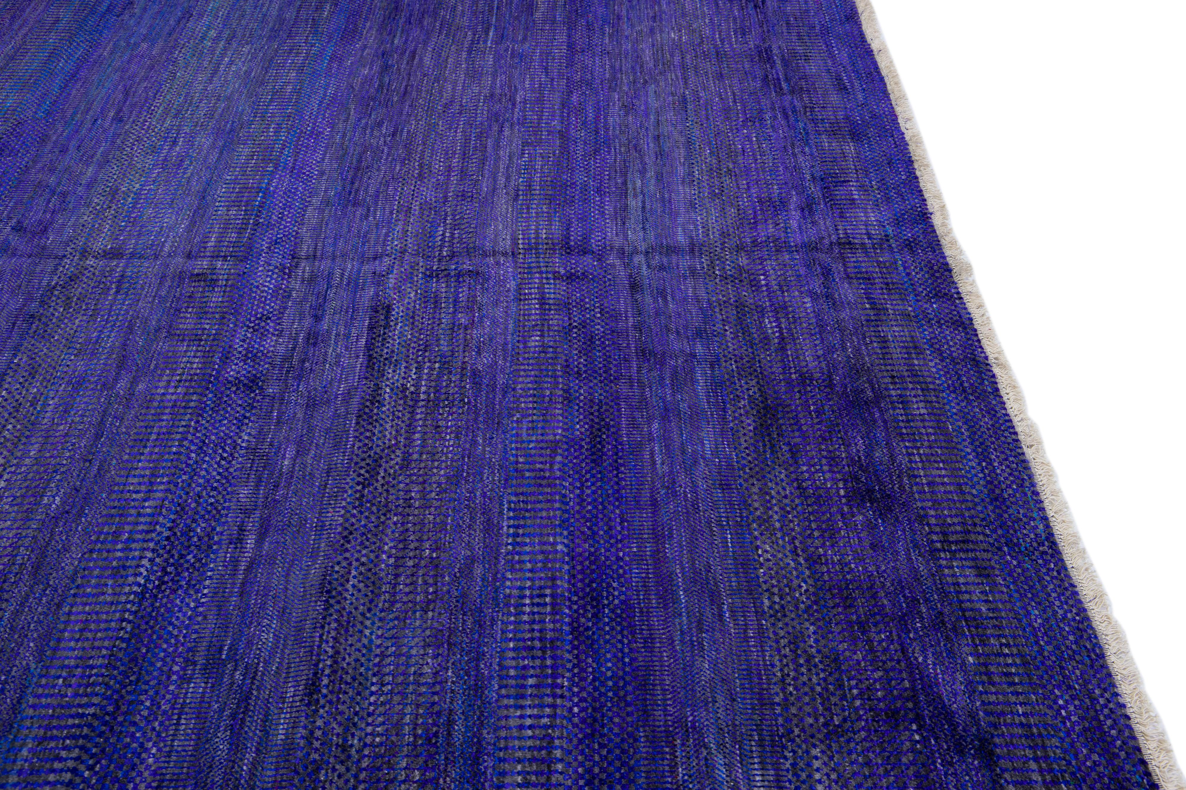 Blauer moderner Savannah handgefertigter Oversize-Wollteppich in Blau mit geometrischem Design im Angebot 1