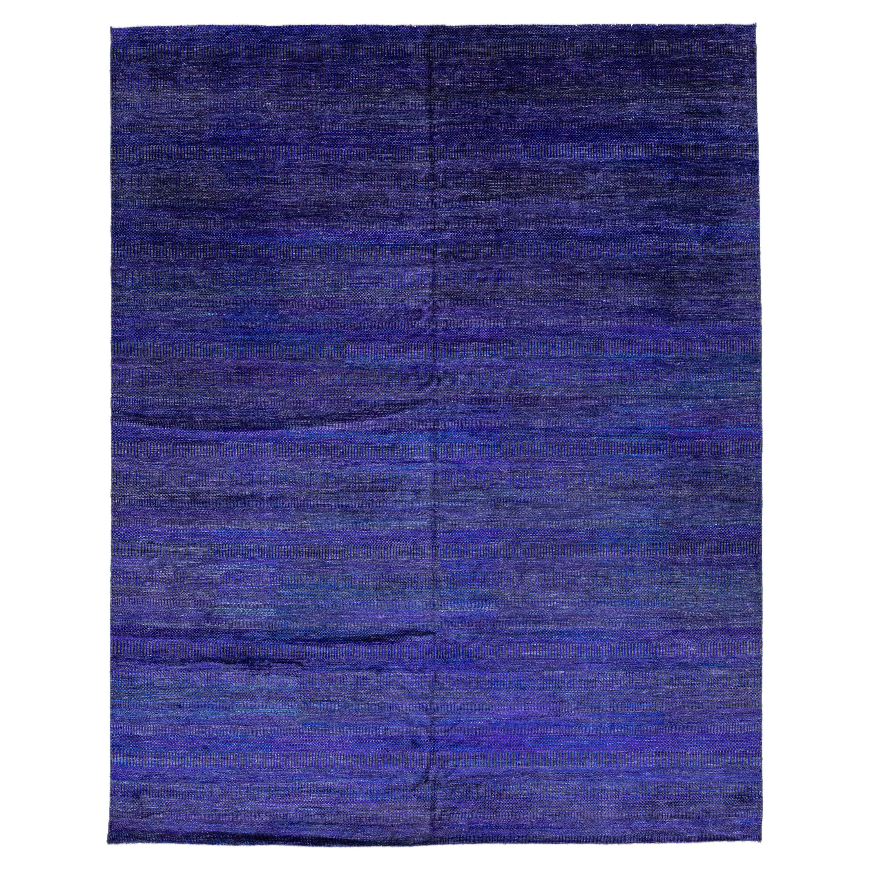 Tappeto blu moderno Savannah in lana oversize fatto a mano con disegno geometrico