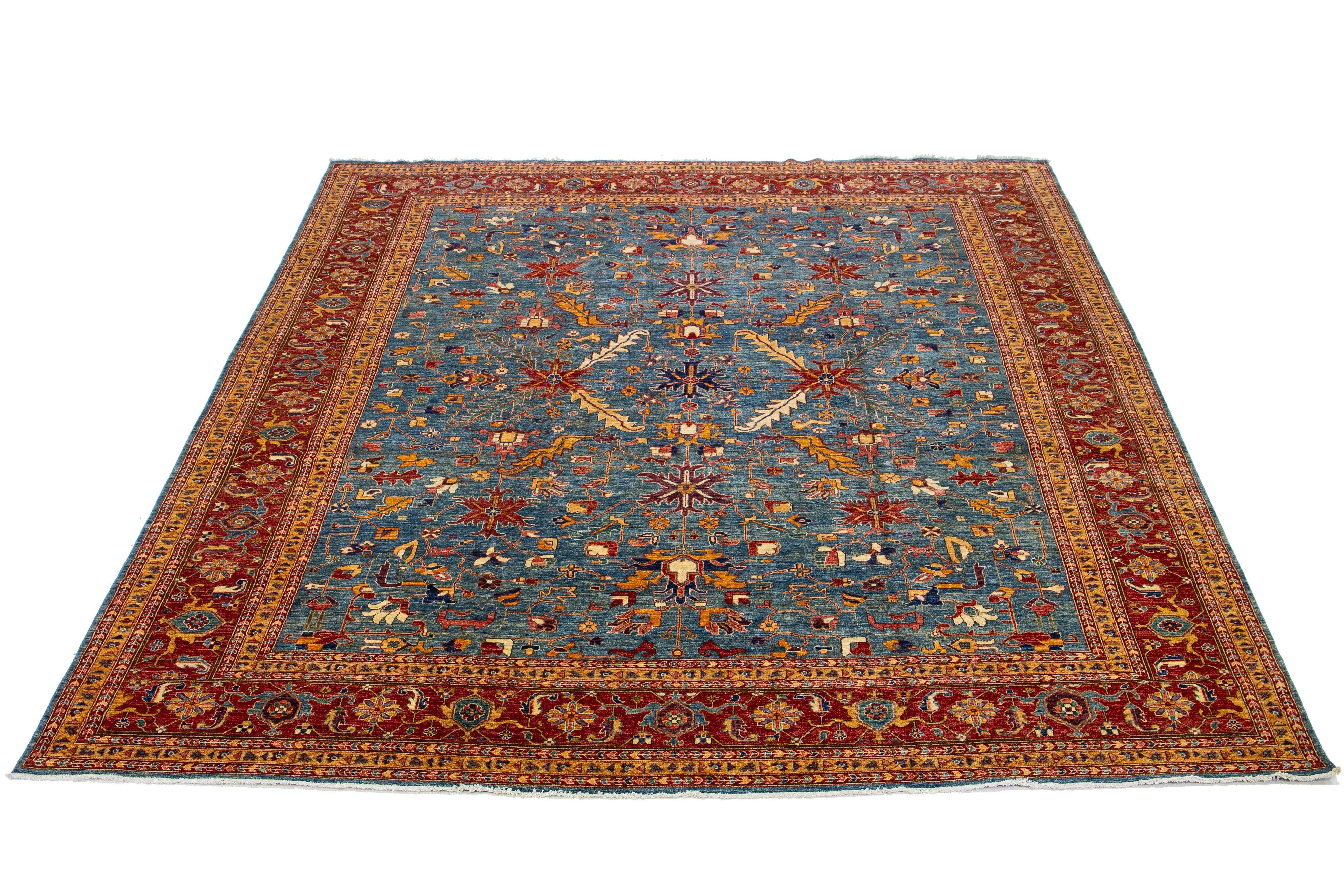 Dieser handgeknüpfte Wollteppich im Serapi-Stil hat ein marineblaues Farbfeld. Das Stück zeigt einen rot gestalteten Rahmen und ein atemberaubendes Allover-Blumenmuster mit exquisiten mehrfarbigen Akzenten.

Dieser Teppich misst 12'1