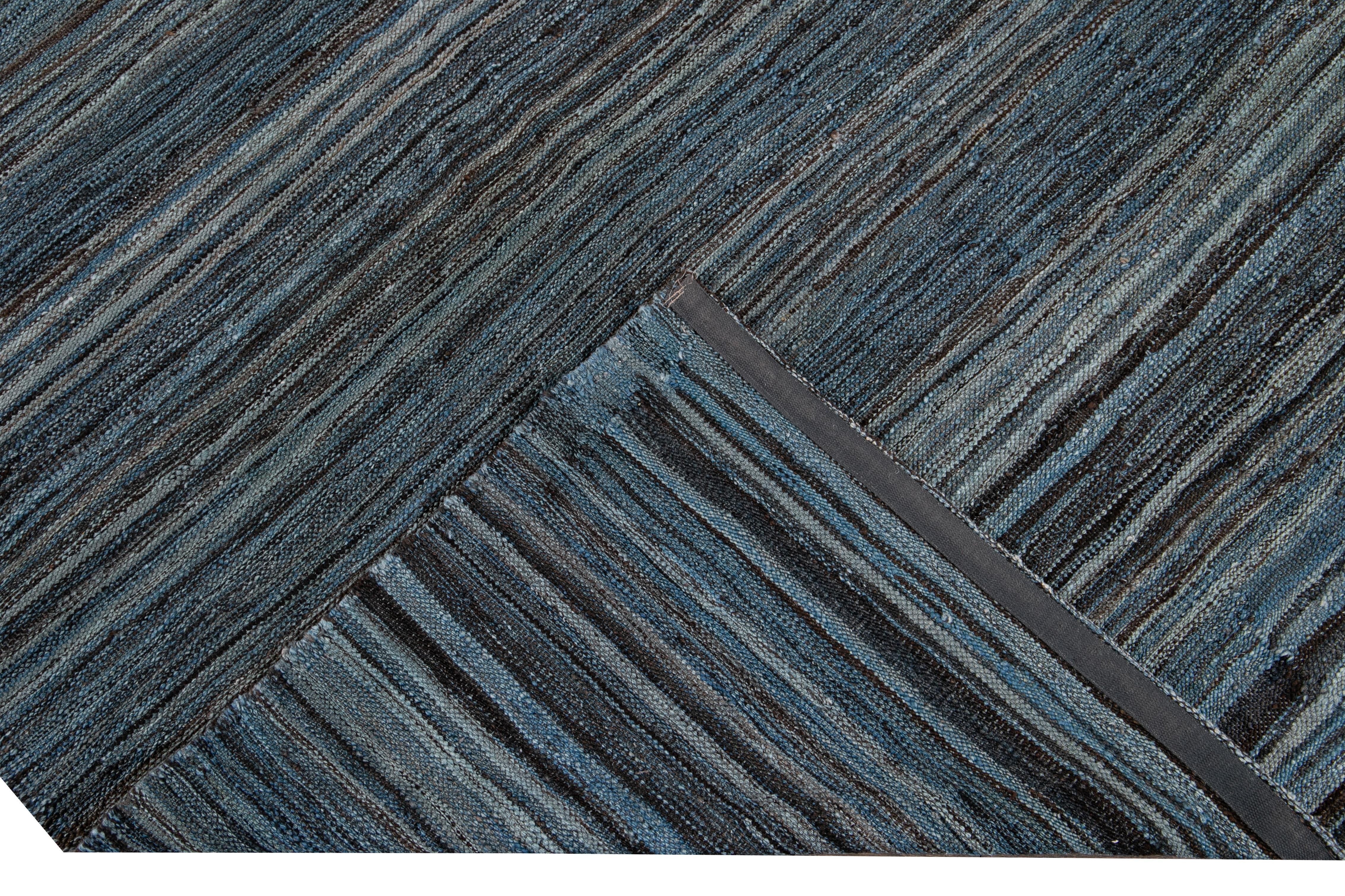 Preciosa alfombra moderna de lana anudada a mano Kilim de tejido plano. Esta alfombra tiene un campo de color gris, azul y marrón en un precioso diseño de rayas geométricas.

Esta alfombra mide 9' x 12'.
