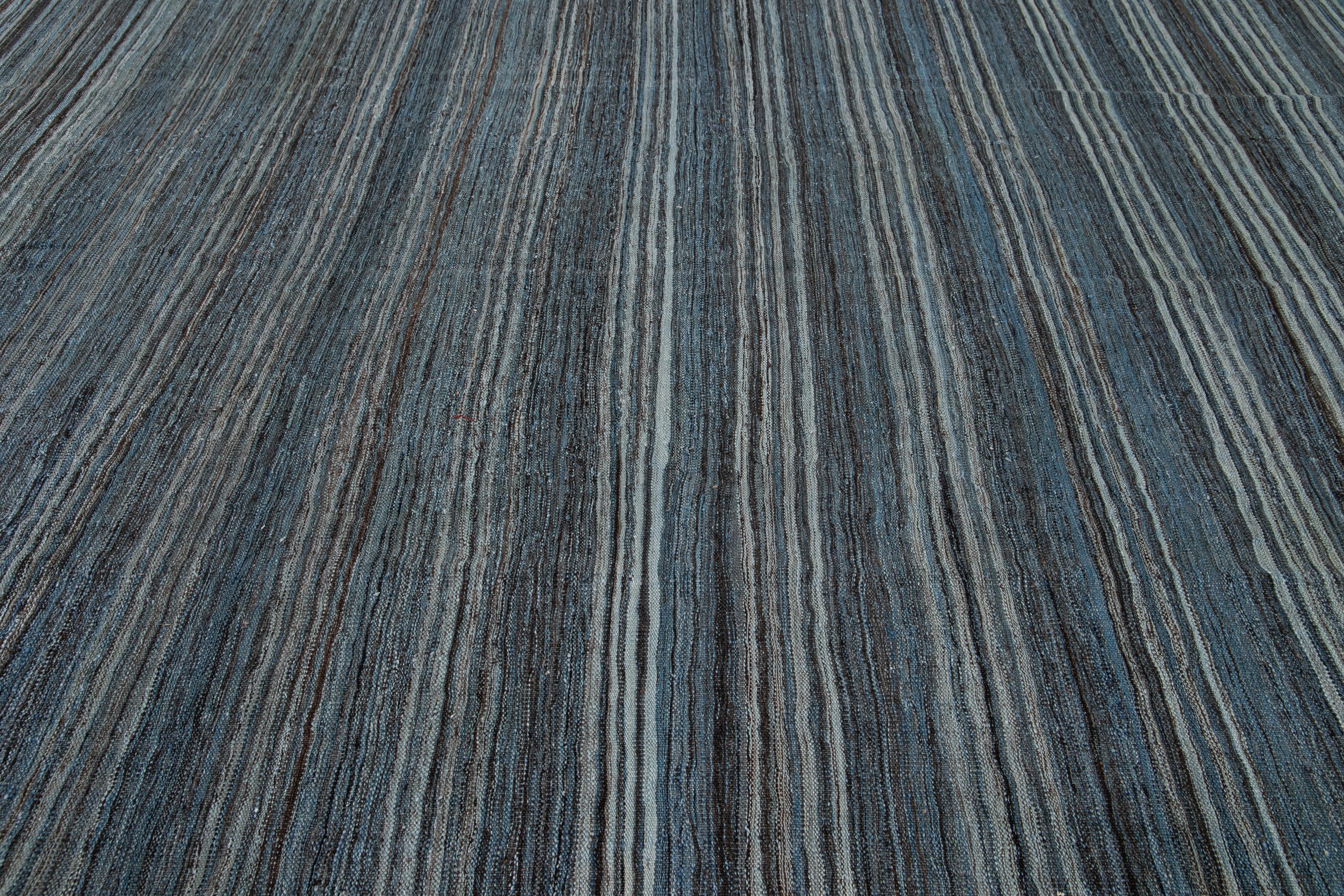 Alfombra moderna de lana de tejido plano azul crespo hecha a mano Siglo XXI y contemporáneo en venta