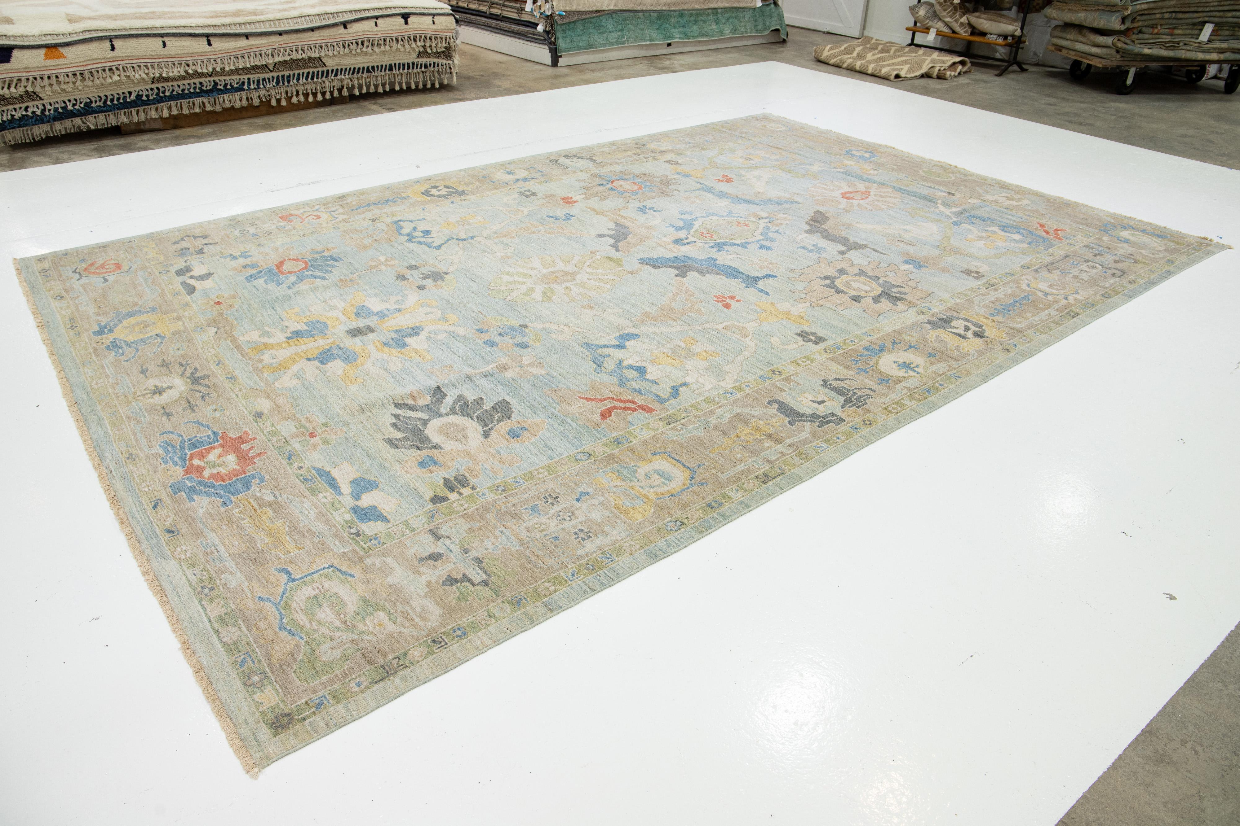 Apadana's Blauer moderner Sultanabad-Wollteppich aus Sultanabad, handgefertigt mit Allover-Design (Handgeknüpft) im Angebot