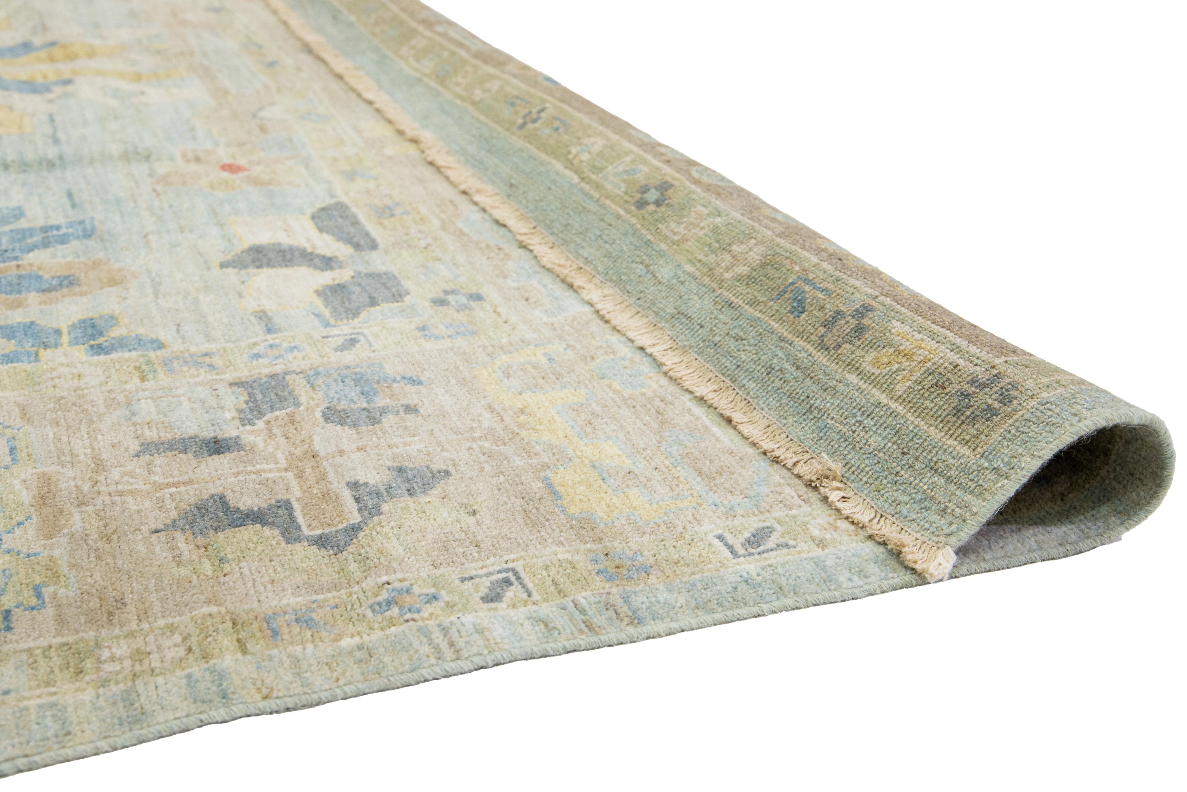 Apadana's Blauer moderner Sultanabad-Wollteppich aus Sultanabad, handgefertigt mit Allover-Design im Zustand „Neu“ im Angebot in Norwalk, CT
