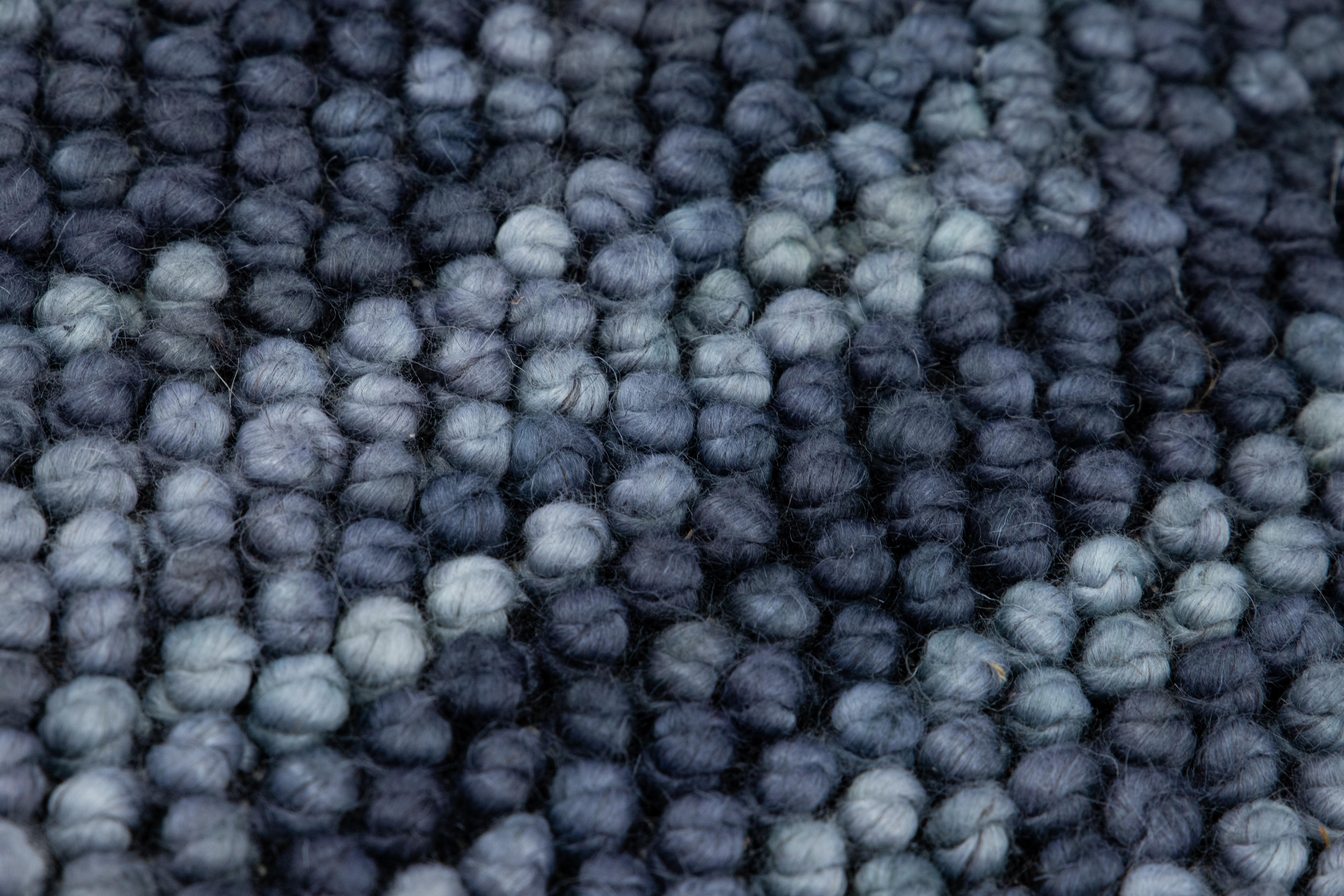 Blaue Moderne Textur Handgefertigter Wollteppich im Zustand „Neu“ im Angebot in Norwalk, CT