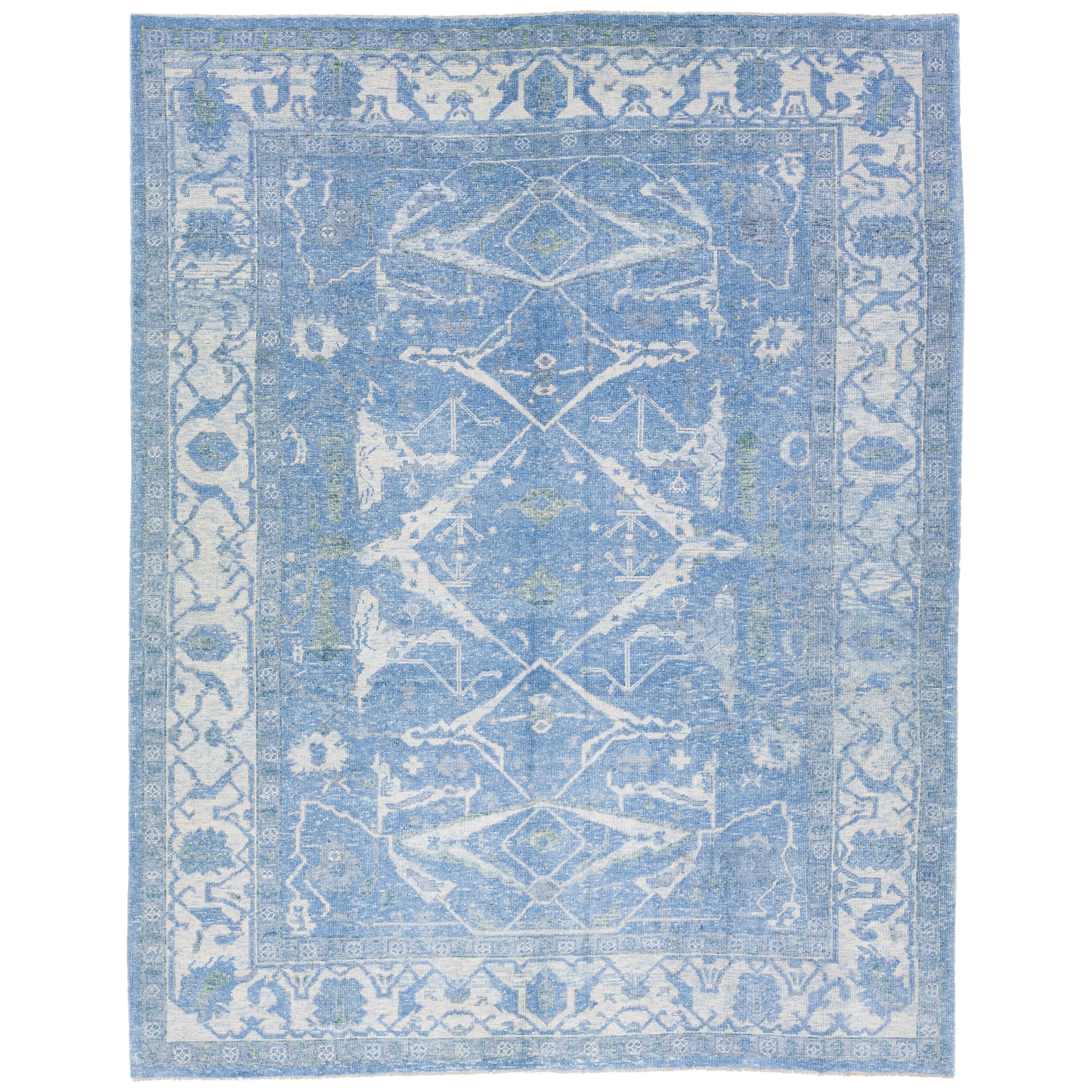 Tapis turc moderne bleu de type Oushak en laine fait à la main avec motif géométrique blanc