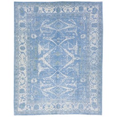 Tapis turc moderne bleu de type Oushak en laine fait à la main avec motif géométrique blanc