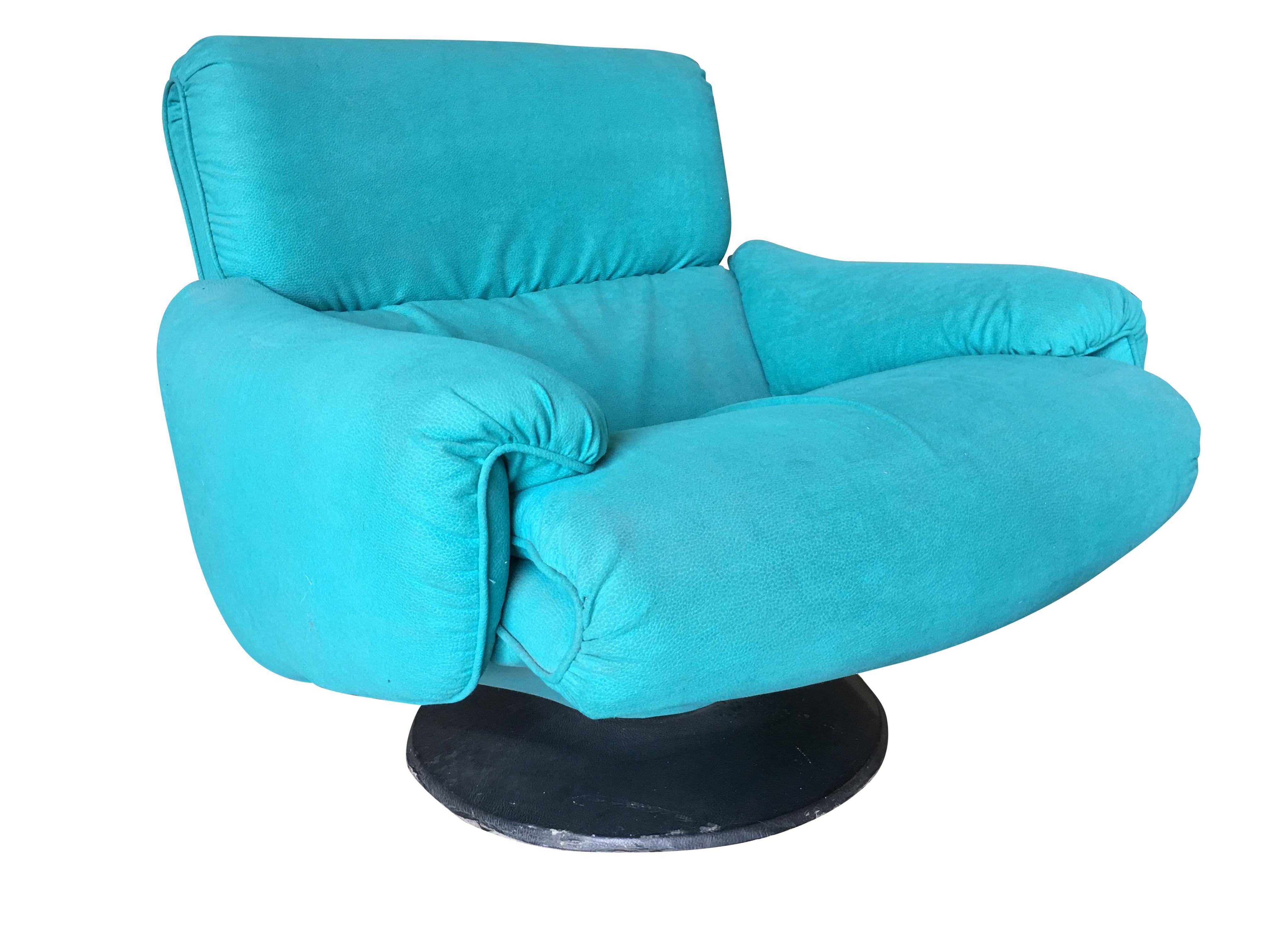 Vintage blue modernist swivel lounge chair by Arconas featuring a blue suede leather-like acrylic fabric and black round steel base.