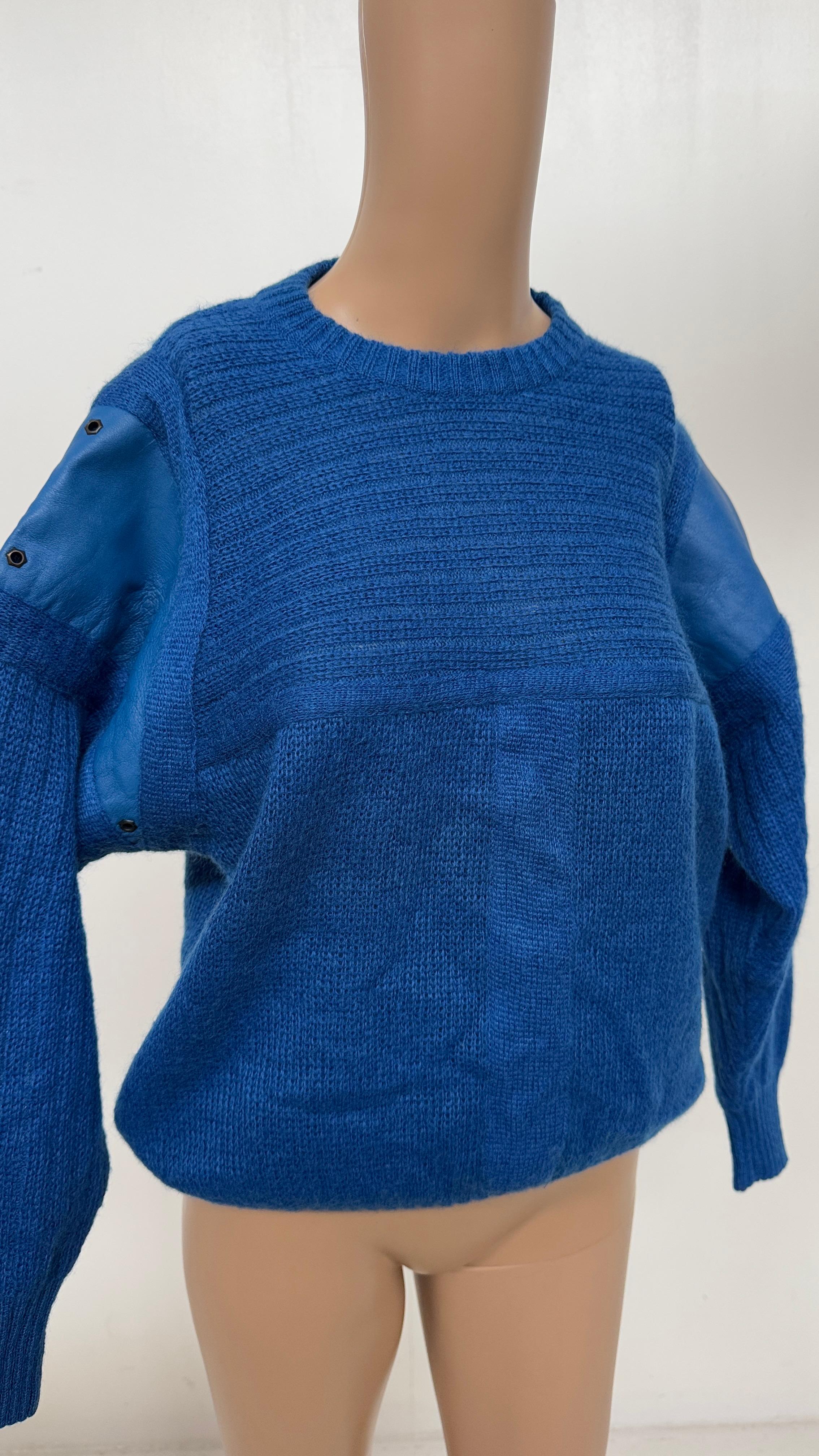 Exemple rare et frappant de la maille expérimentale italienne des années 1980, ce pull-over bleu électrique mêle textures douces et contrastes audacieux dans un esprit d'avant-garde. Confectionné en Italie dans un luxueux mélange de mohair et de
