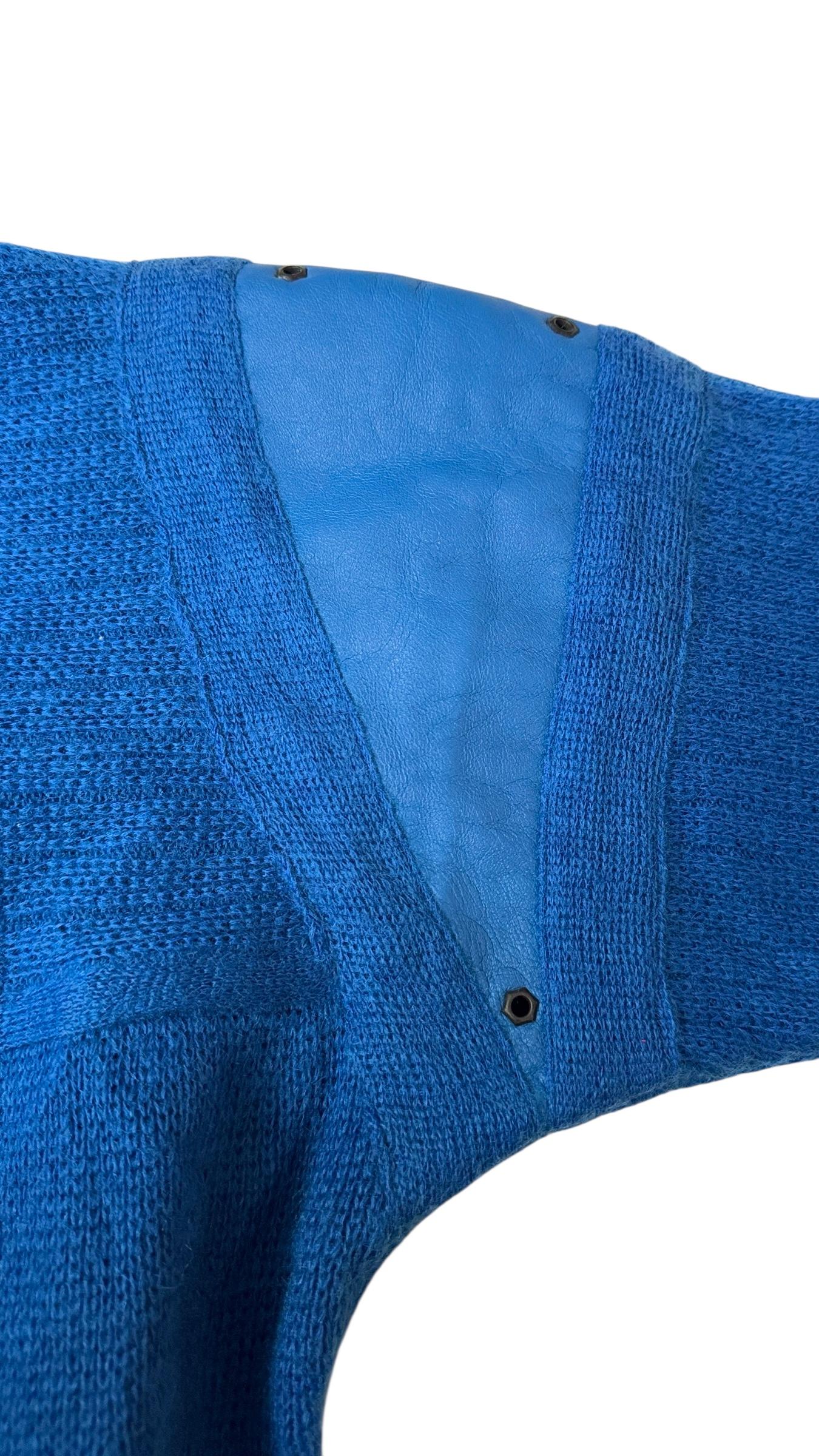 Pull bleu en mohair et laine avec empiècements en cuir sur les épaules - Made in Italy en vente 3