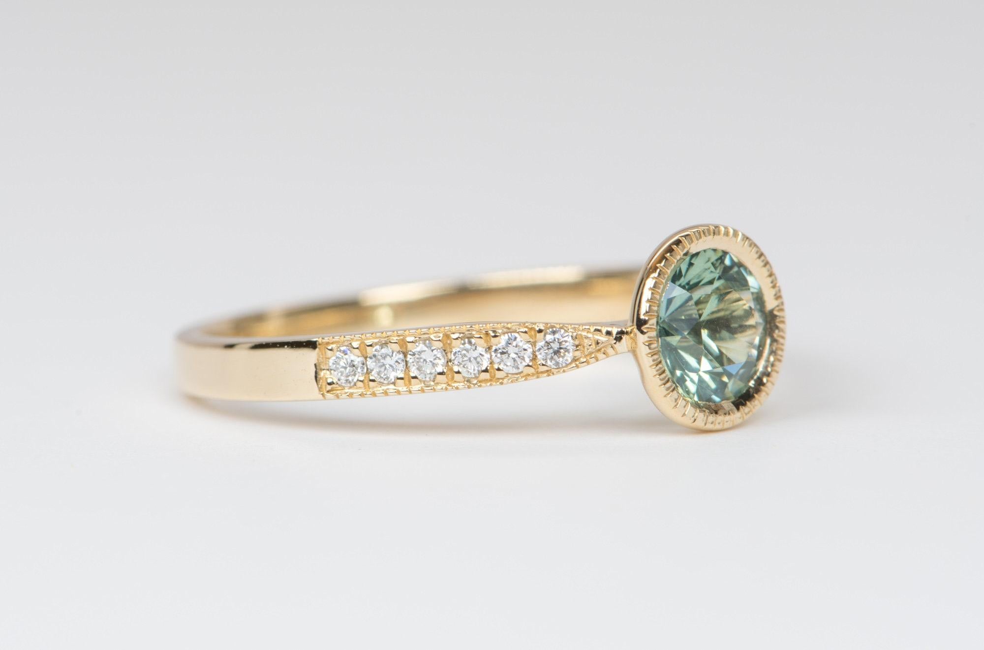 Blauer Montana Saphir Lünette Set 14K Gelbgold Verlobungsring Diamantband (Rundschliff)