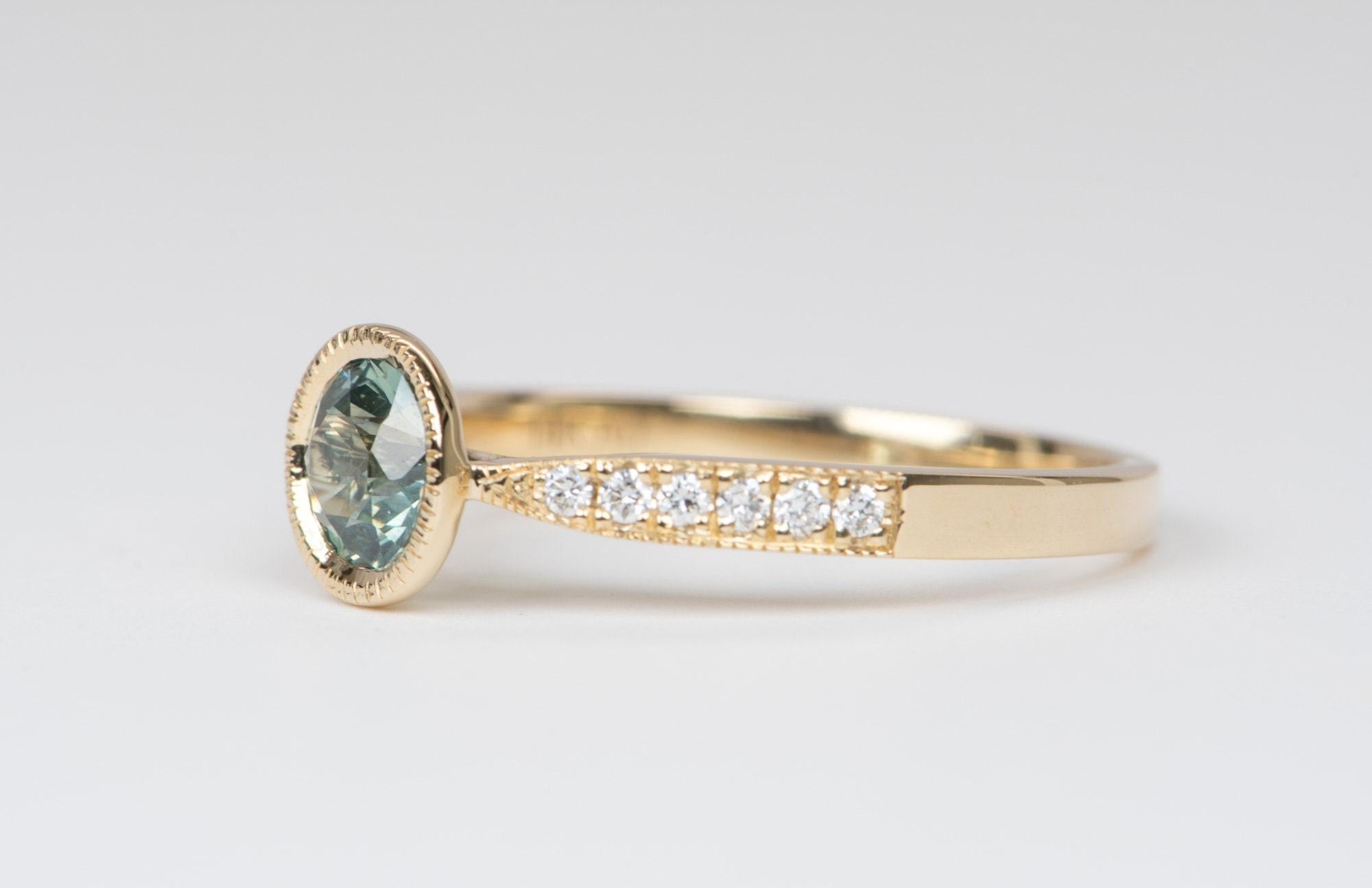 Blauer Montana Saphir Lünette Set 14K Gelbgold Verlobungsring Diamantband im Zustand „Neu“ in Osprey, FL