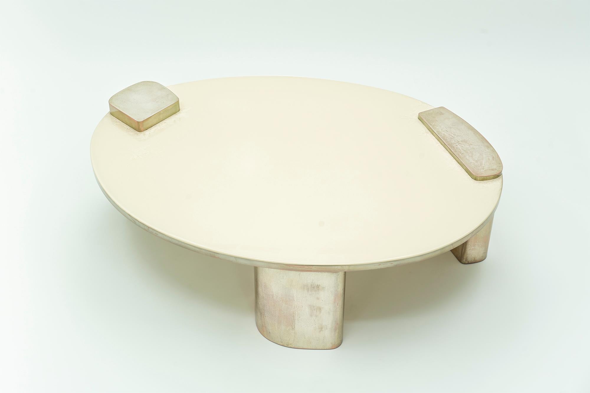 Moderne Table basse ovale Moom Mmxix du 21e siècle en résine et cuivre argenté en vente