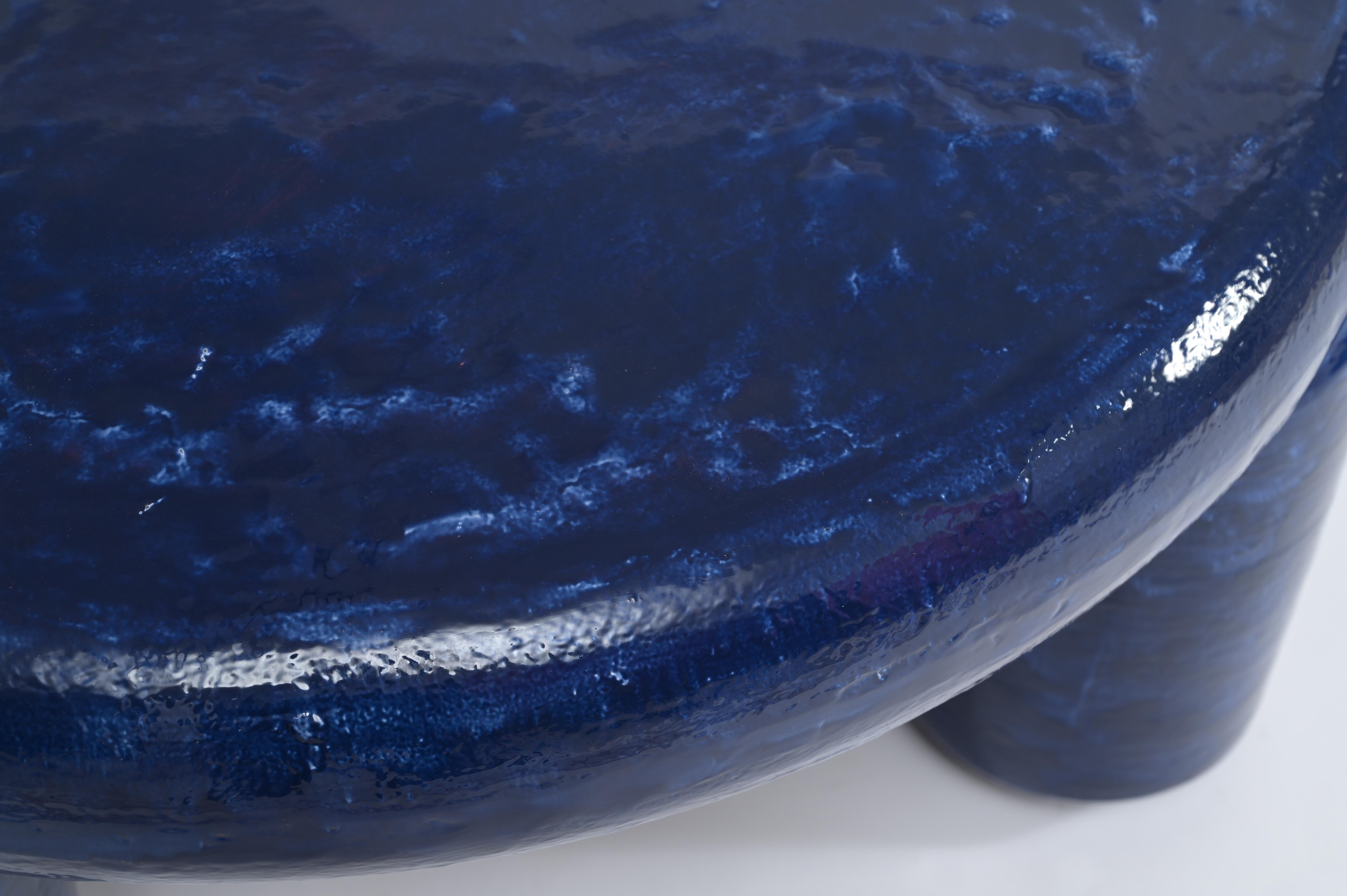 Inspirada en la luna, su forma y sus texturas, la mesa luna visualiza la luna en una forma de aluminio fundido. La mesa tiene todas las texturas, colinas y valles, una variedad de texturas, como las que hay en la luna. serena, tranquila, y mucho