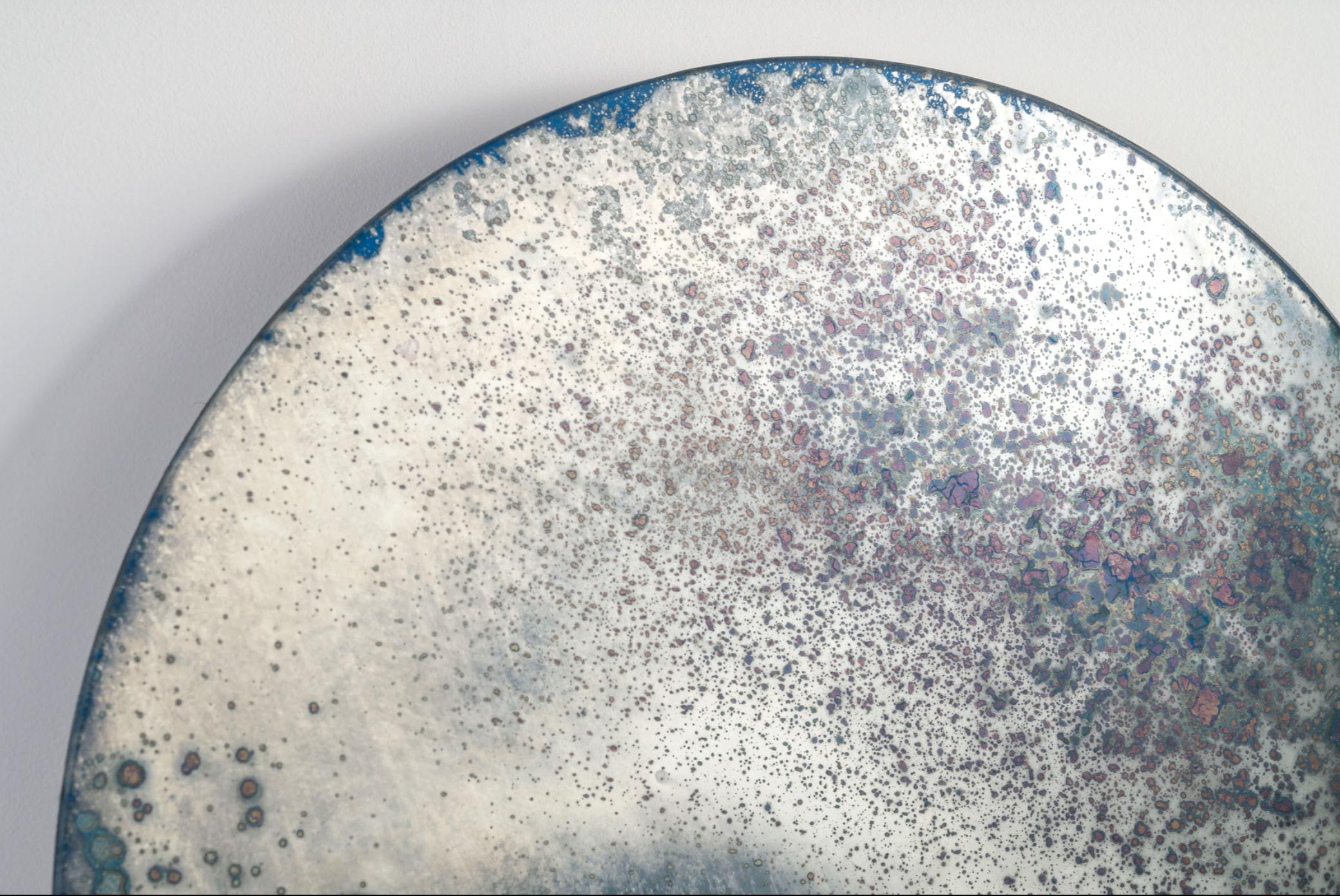 Cimon Kind Berman joue avec la lumière, la réflexion et la transparence, créant des œuvres qui sont une fusion entre l'artisanat traditionnel et l'alchimie transformatrice. Chaque miroir raconte une histoire unique, mêlant histoire, artisanat et