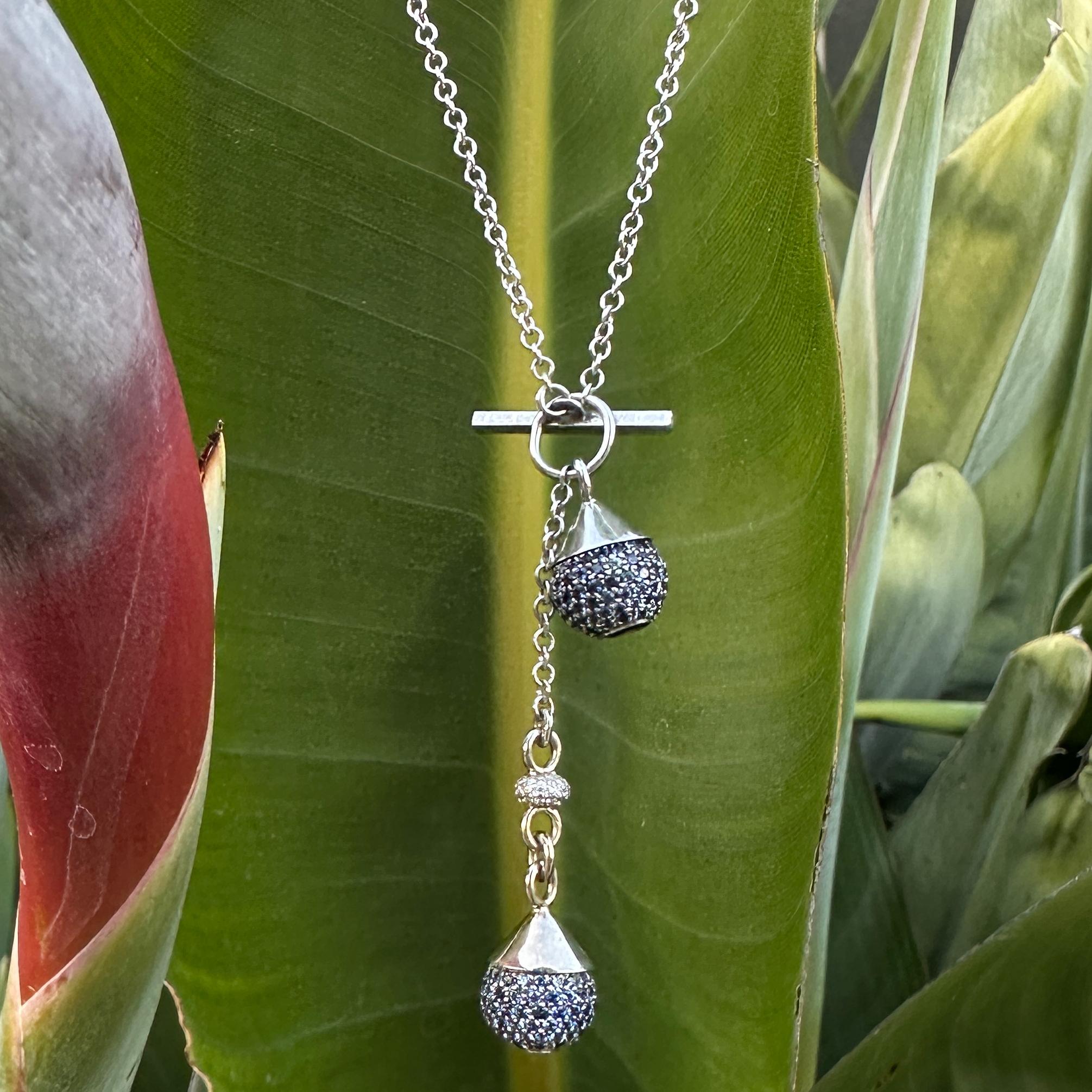 „Blue Moons“ Knebel-Halskette aus Weißgold mit 2,40 Karat Saphir-Tropfen + Diamanten für Damen oder Herren im Angebot