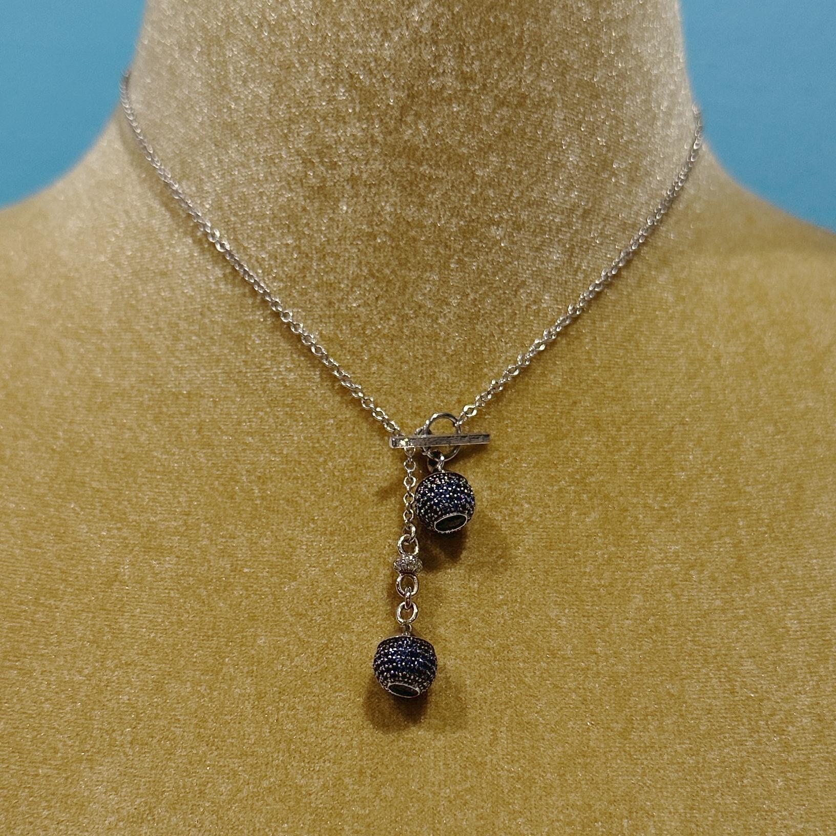 „Blue Moons“ Knebel-Halskette aus Weißgold mit 2,40 Karat Saphir-Tropfen + Diamanten im Angebot 1