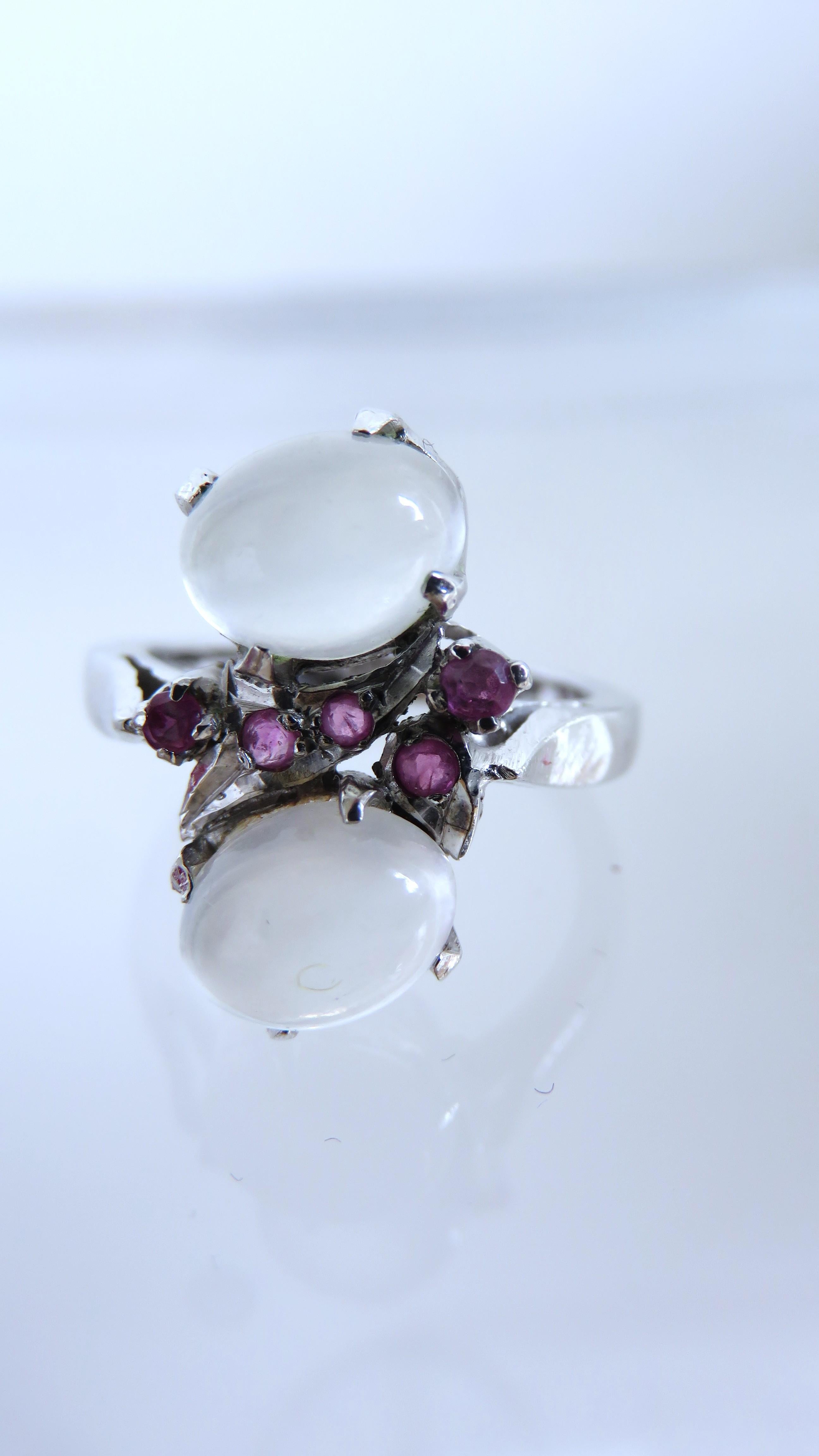 Collana con pietra di luna blu e rubino Orecchini e anello da cocktail in vendita 5