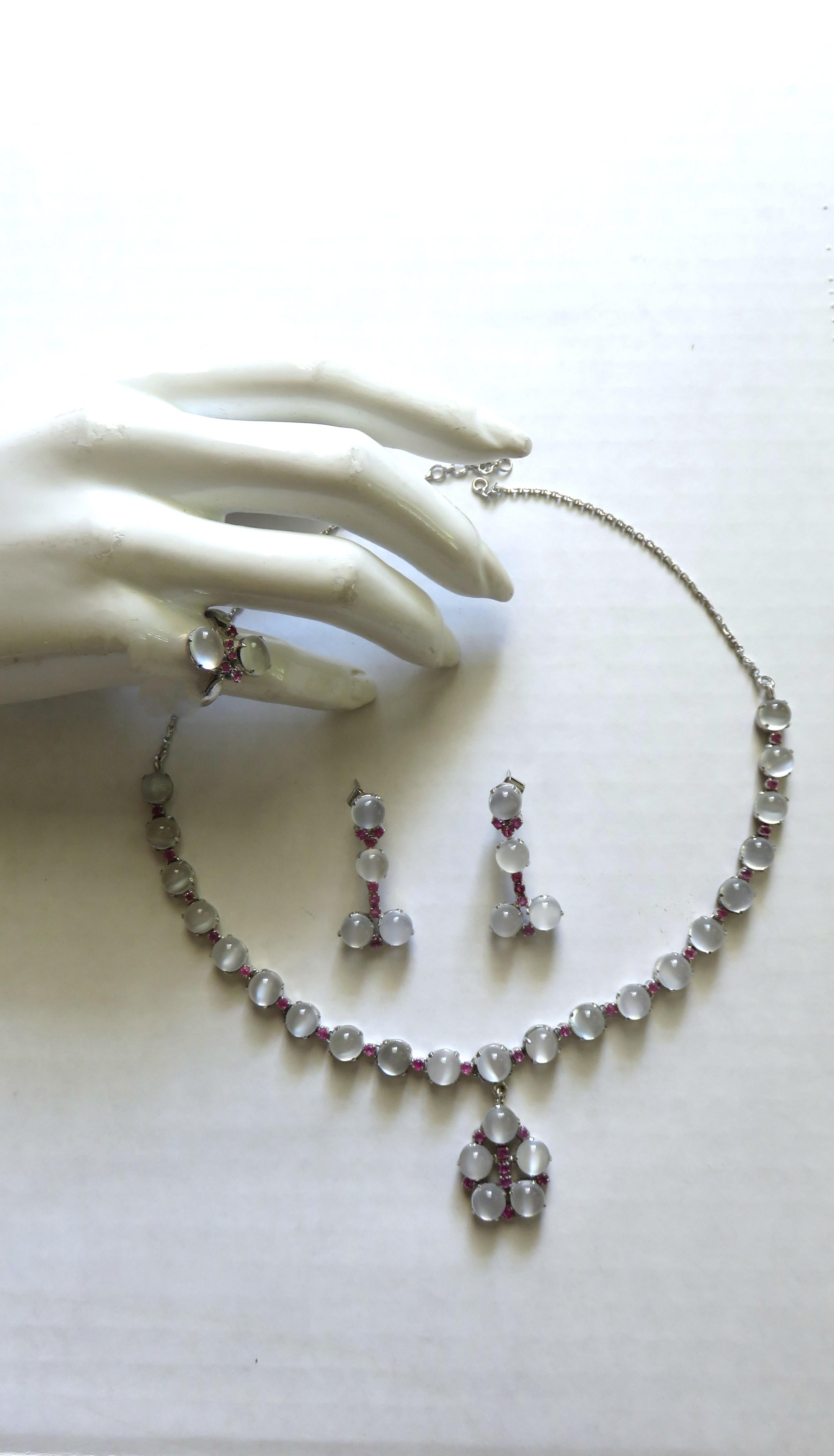 Collana con pietra di luna blu e rubino Orecchini e anello da cocktail in vendita 8