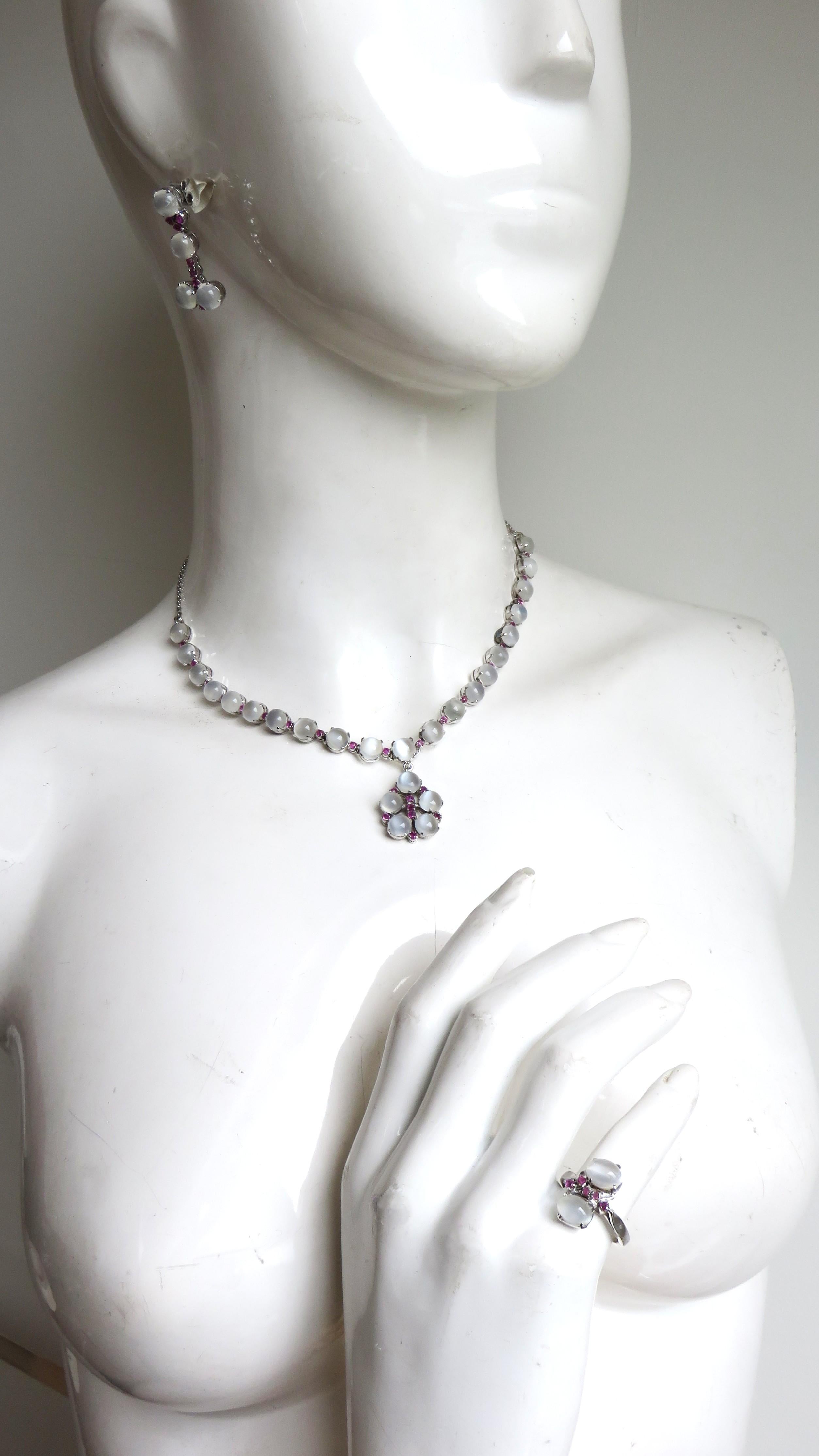 Collana con pietra di luna blu e rubino Orecchini e anello da cocktail In condizioni ottime in vendita a Water Mill, NY