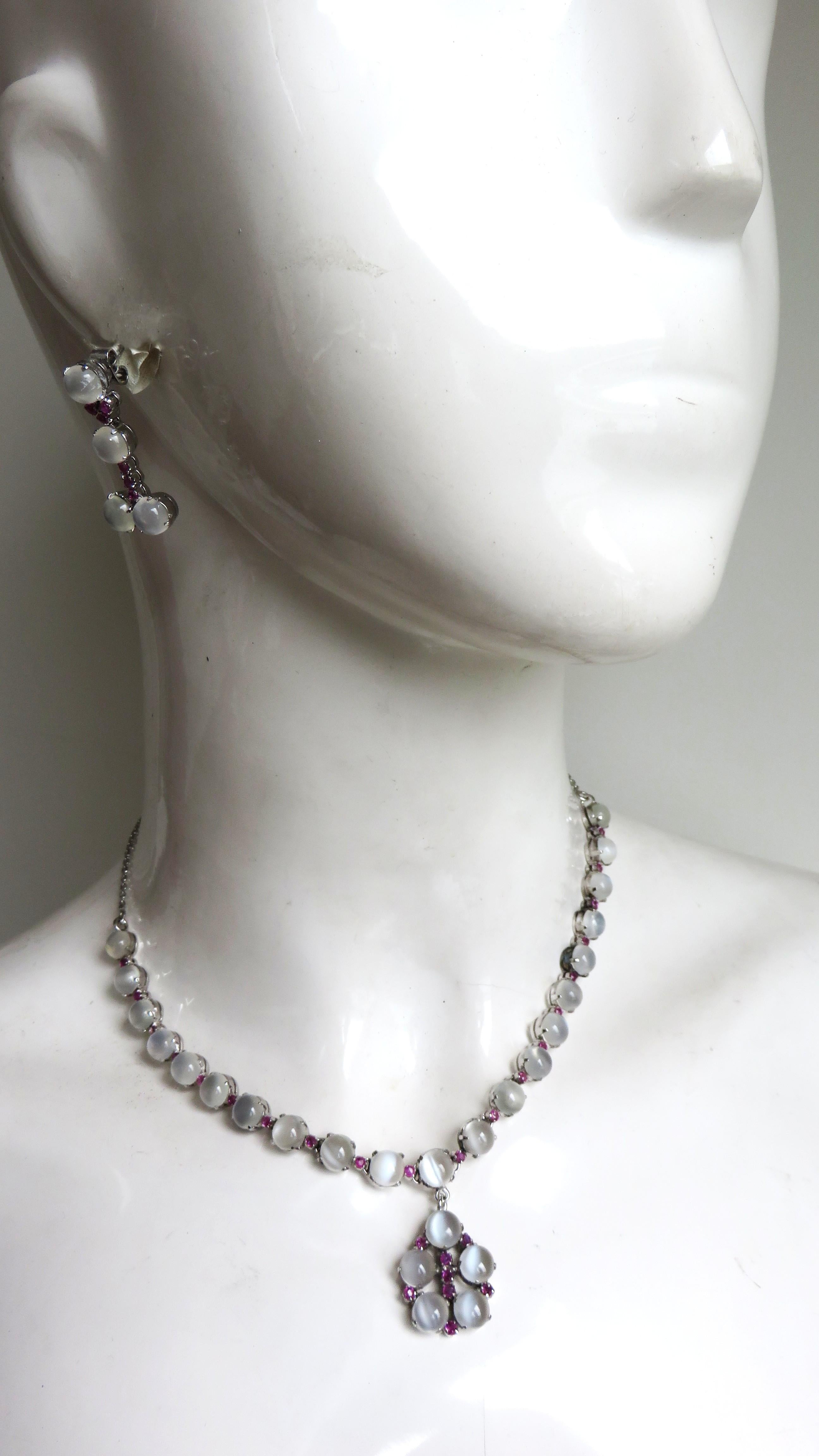 Donna Collana con pietra di luna blu e rubino Orecchini e anello da cocktail in vendita