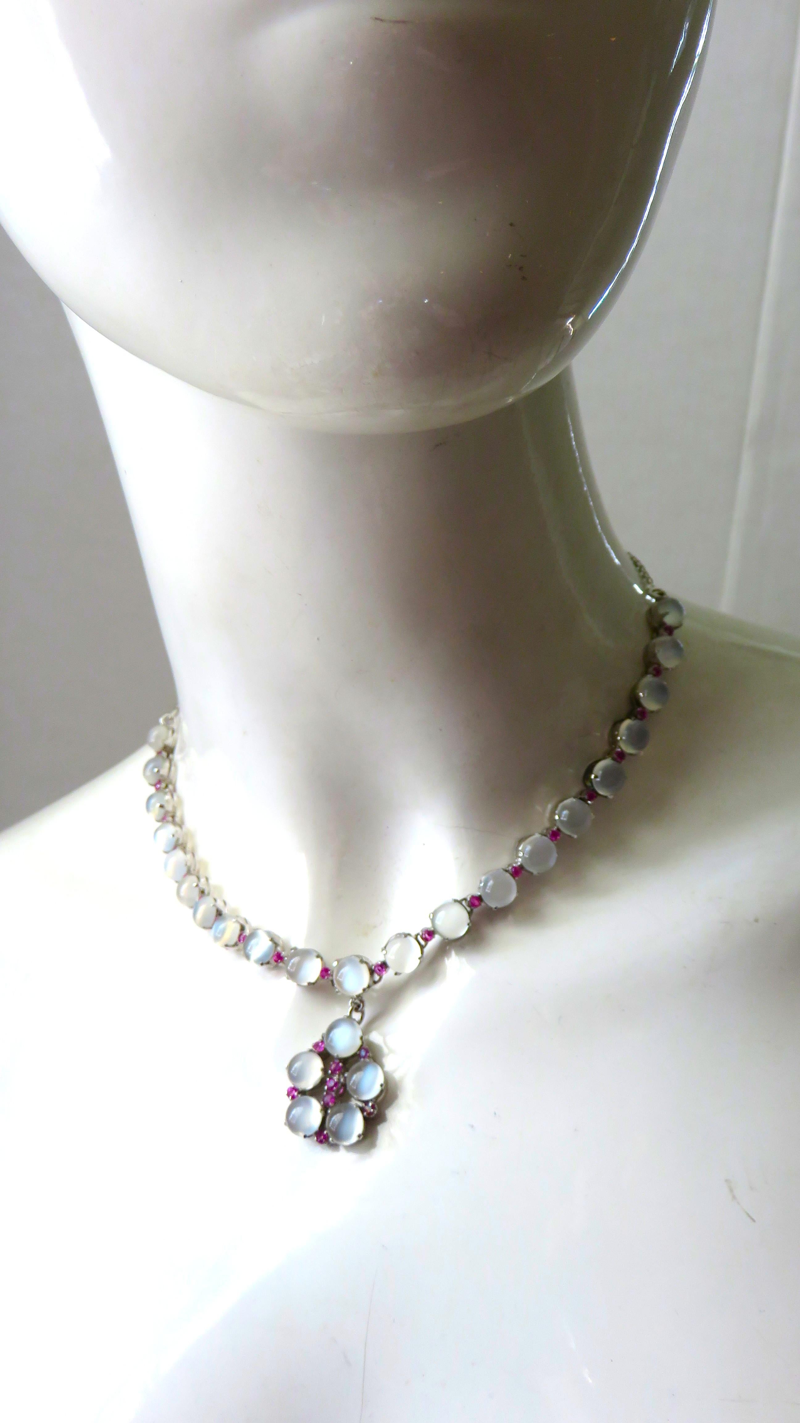 Collana con pietra di luna blu e rubino Orecchini e anello da cocktail in vendita 1