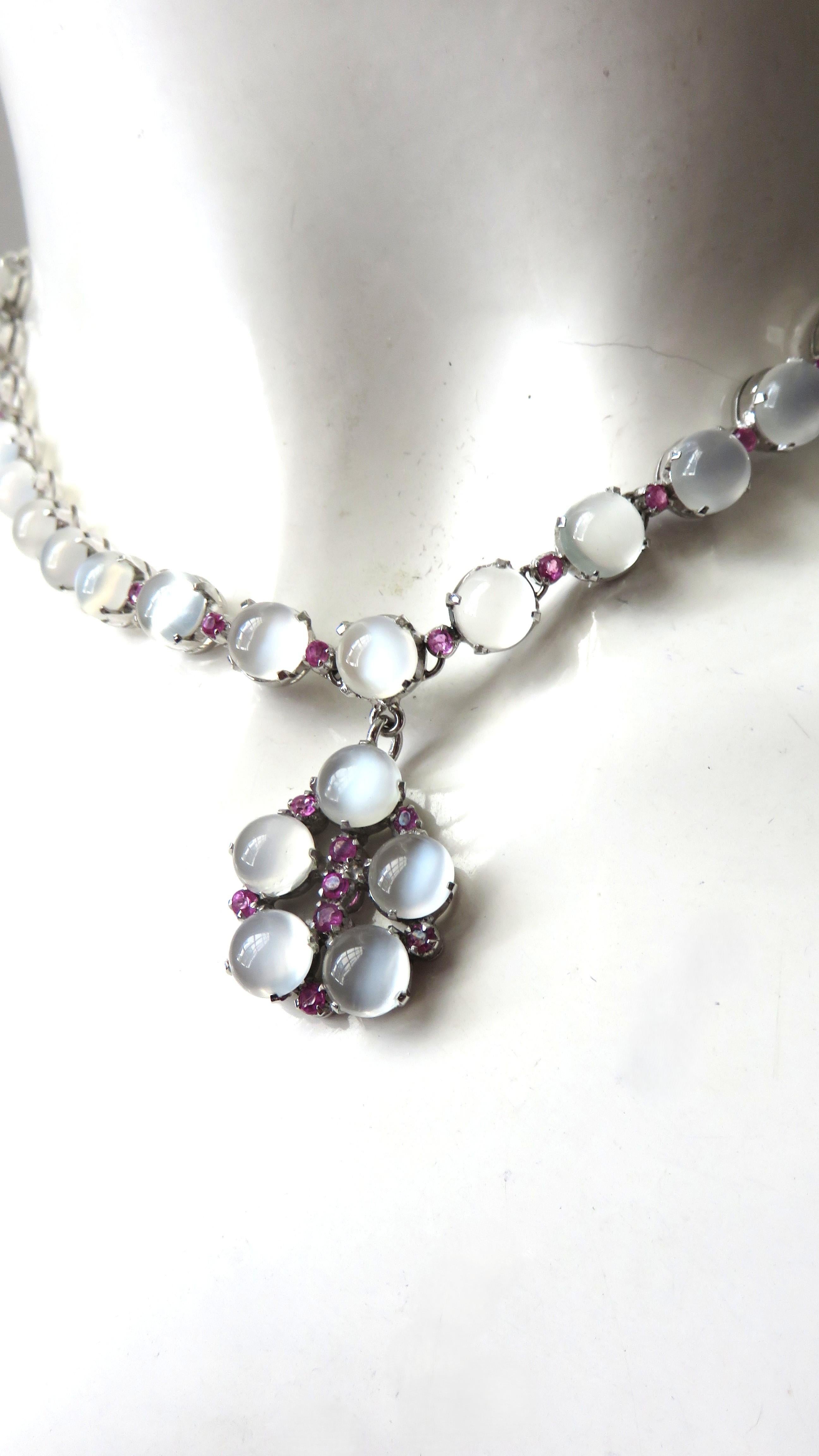 Collana con pietra di luna blu e rubino Orecchini e anello da cocktail in vendita 2