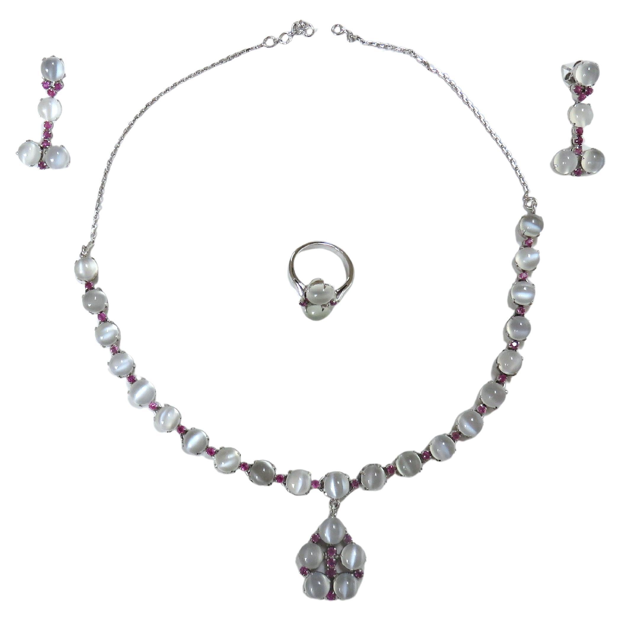 Rétro Collana con pietra di luna blu e rubino Orecchini e anello da cocktail in vendita