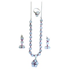 Collana con pietra di luna blu e rubino Orecchini e anello da cocktail Collana con pietra di luna blu e rubino Orecchini e anello da cocktail