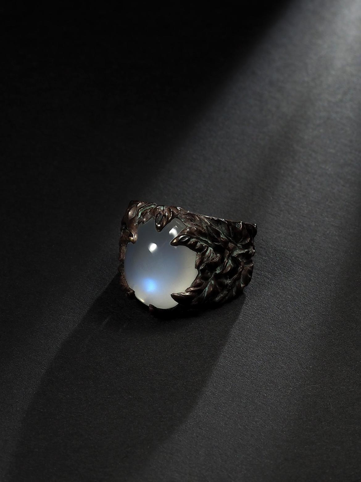 Blue Moonstone Cabochon Silver Ivy Ring Fine jewelry For Sale 8