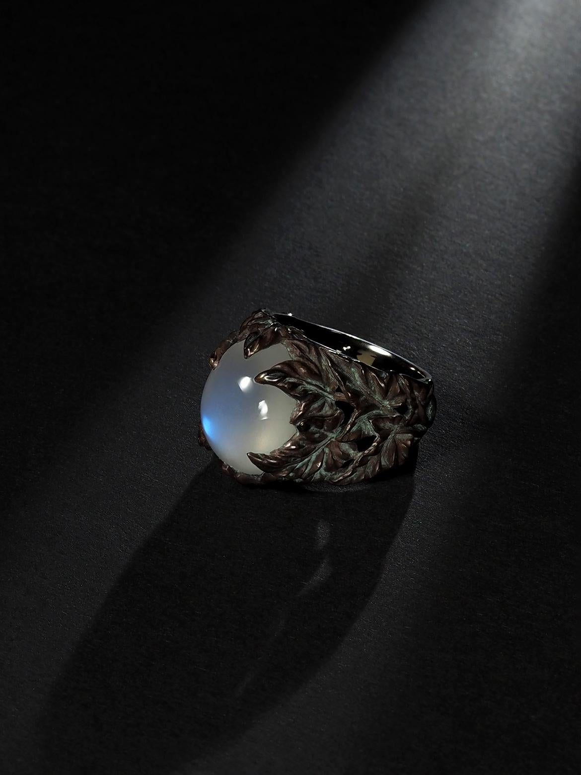 Taille ovale Pierre de lune bleue Cabochon Bague en argent A Silver Bijoux fins en vente