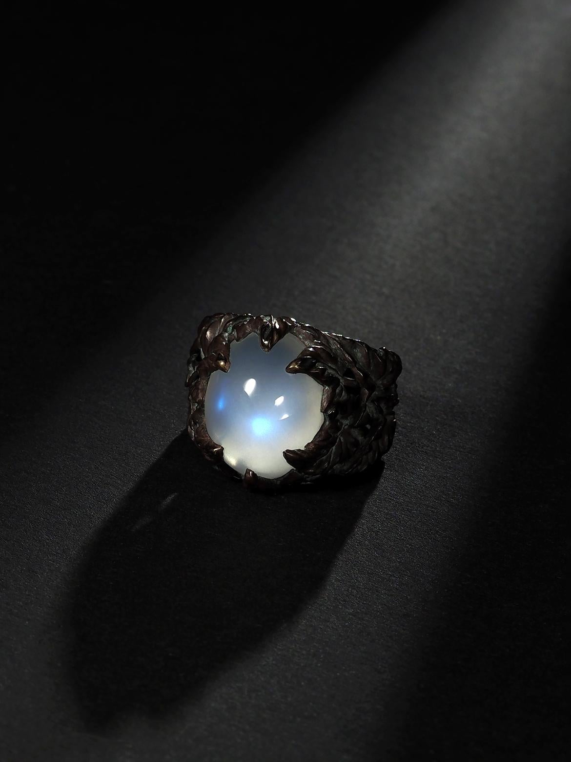 Blue Moonstone Cabochon Silver Ivy Ring Fine jewelry In New Condition For Sale In Berlin, DE