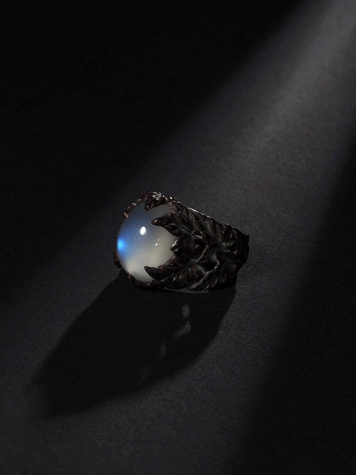 Women's or Men's Blue Moonstone Cabochon Silver Ivy Ring Fine jewelry For Sale