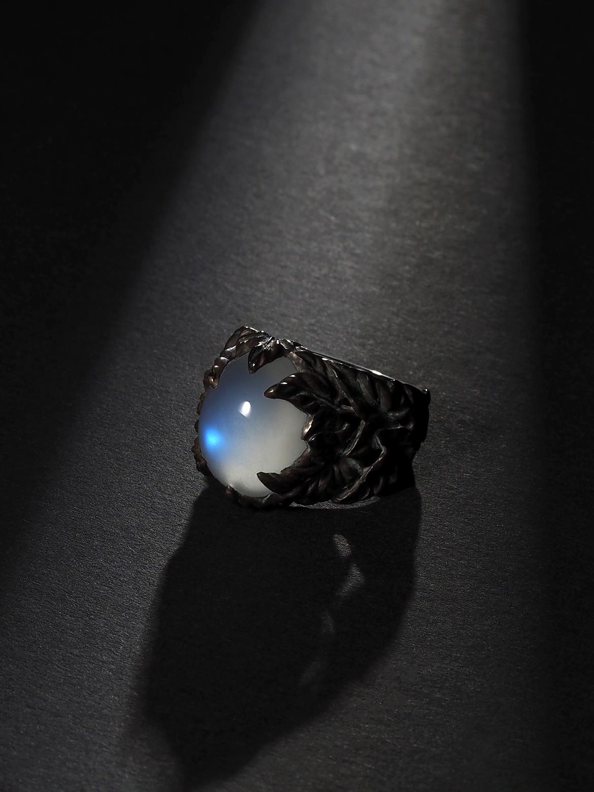 Blue Moonstone Cabochon Silver Ivy Ring Fine jewelry For Sale 2