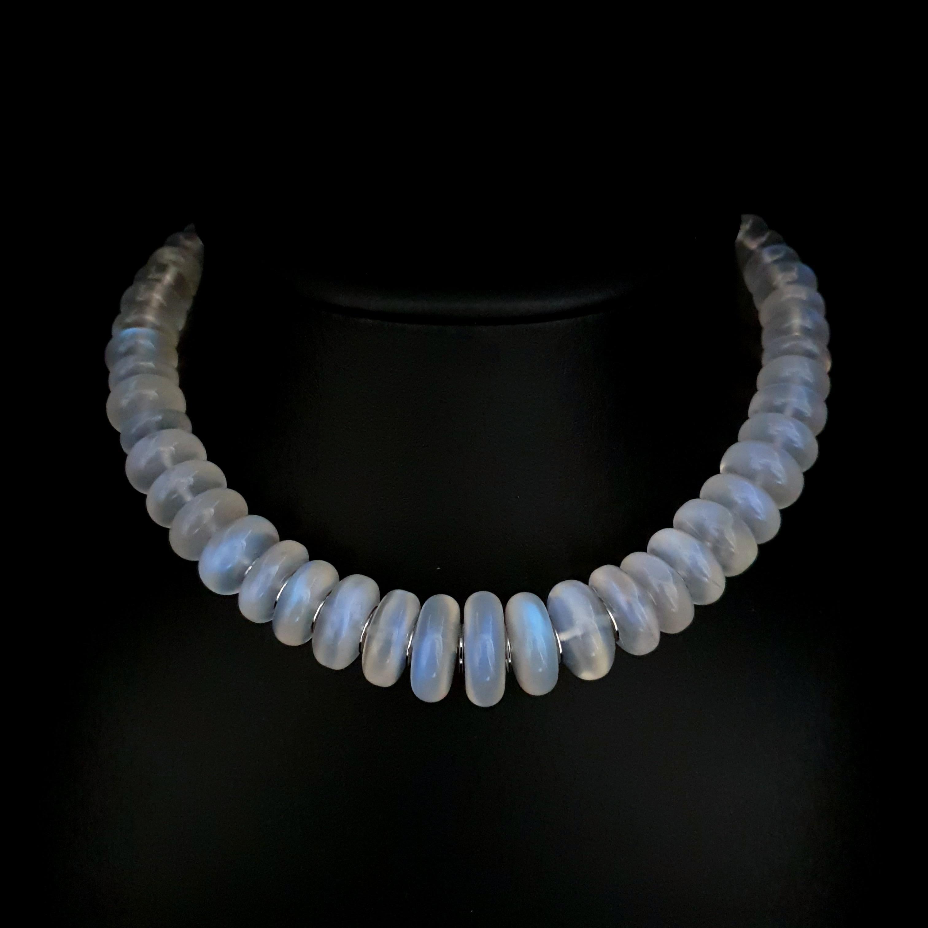 Diese Perlenkette aus natürlichem blauen Mondstein mit 18 Karat Weißgold ist vollständig handgefertigt. Sowohl das Schneiden als auch die Vergoldung sind in deutscher Qualität ausgeführt. Der Schraubverschluss ist einfach zu bedienen und sehr