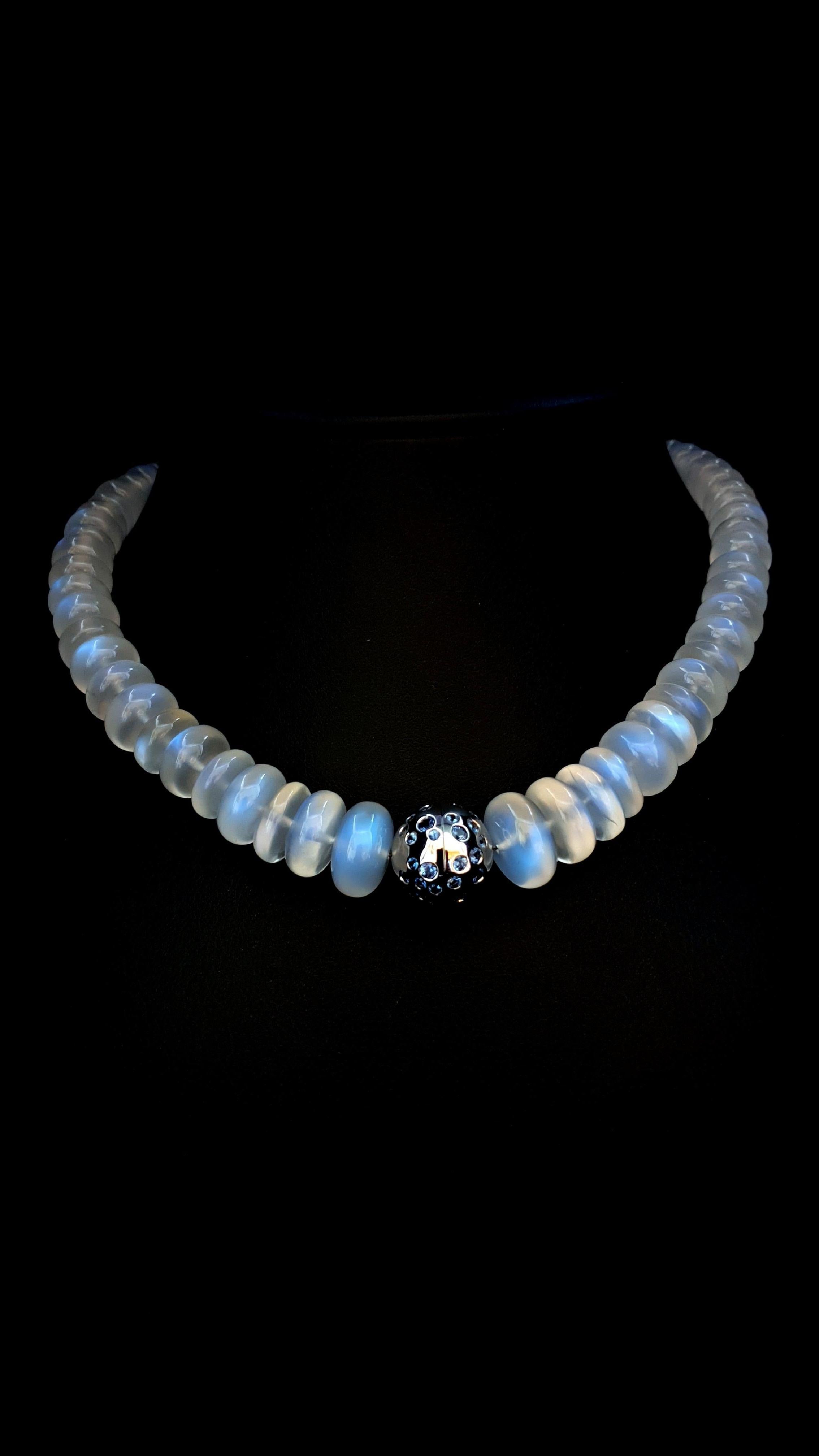 Blue Moonstone Rondel Beaded Necklace with 18 Carat White Gold Sapphire Clasp In New Condition For Sale In Kirschweiler, DE