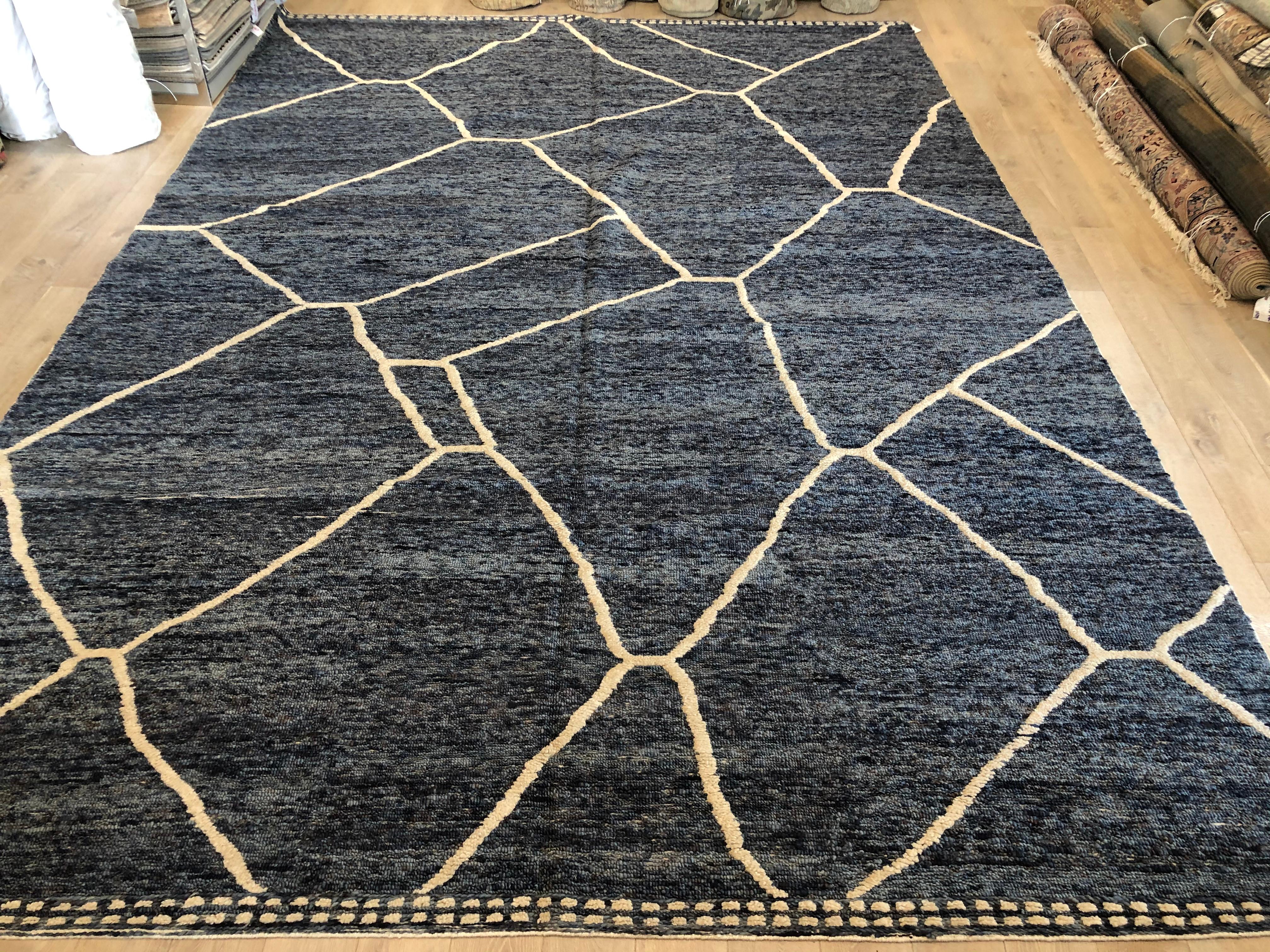 Alfombra azul de inspiración marroquí en Nuevo estado para la venta en West Hollywood, CA