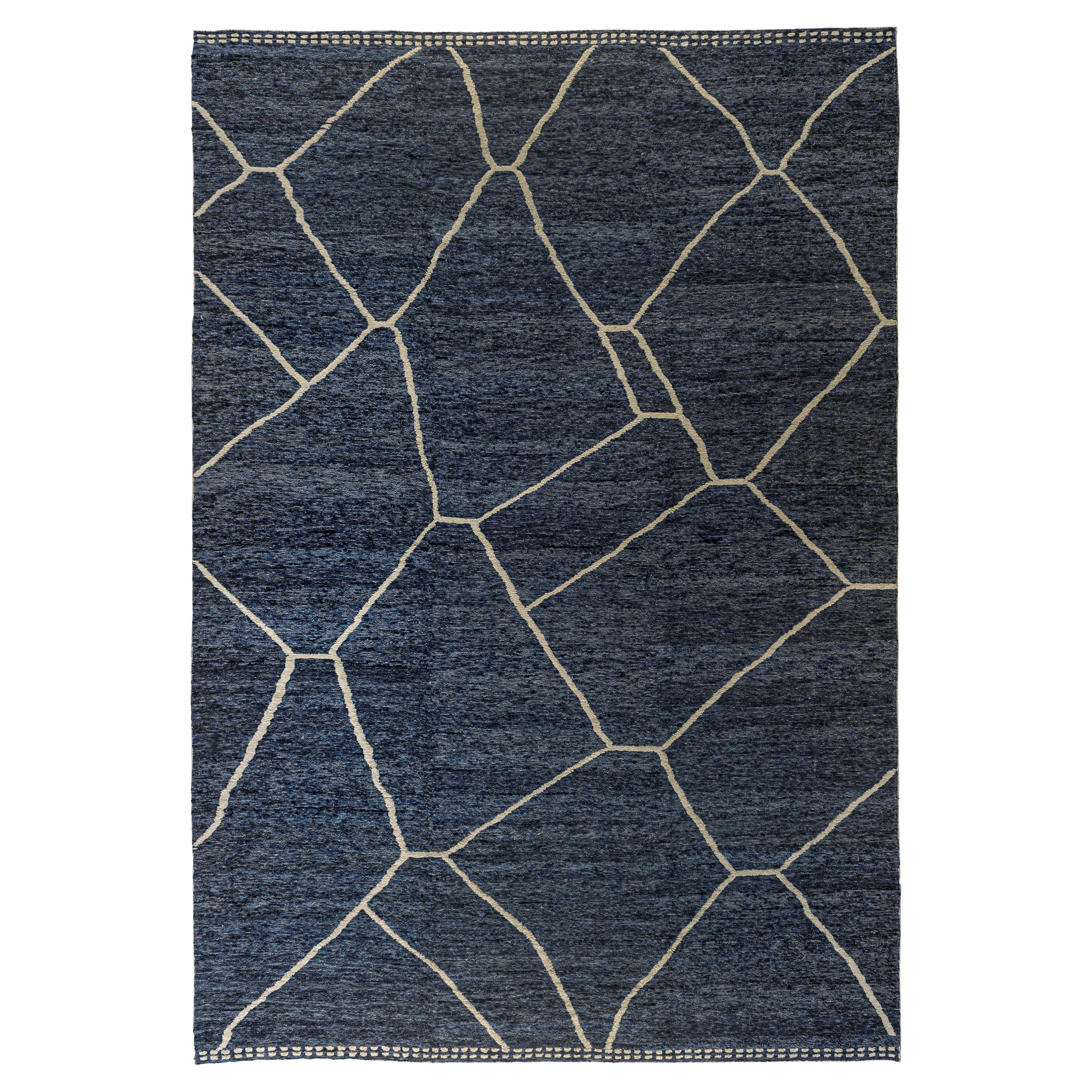 Blauer blauer marokkanisch inspirierter Teppich