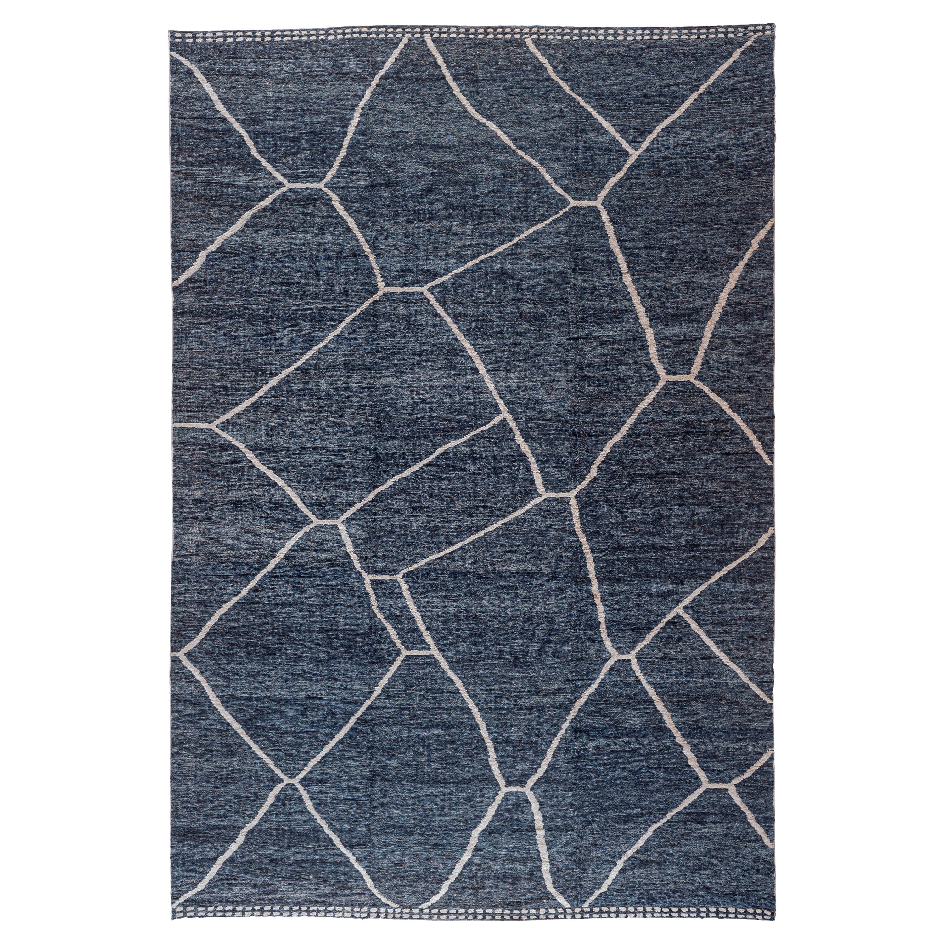 Blauer blauer marokkanisch inspirierter Teppich