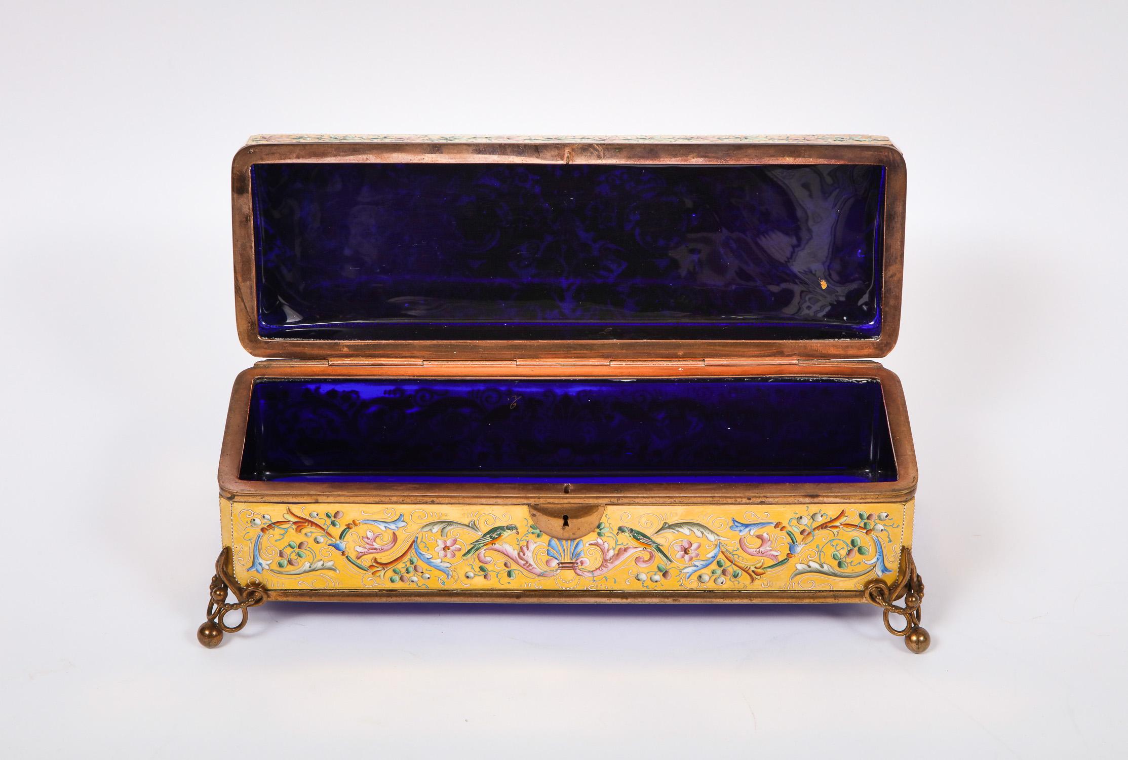 Boîte en cristal bleu Moser et émaillée fabriquée pour le marché islamique ou mauresque Bon état - En vente à New York, NY
