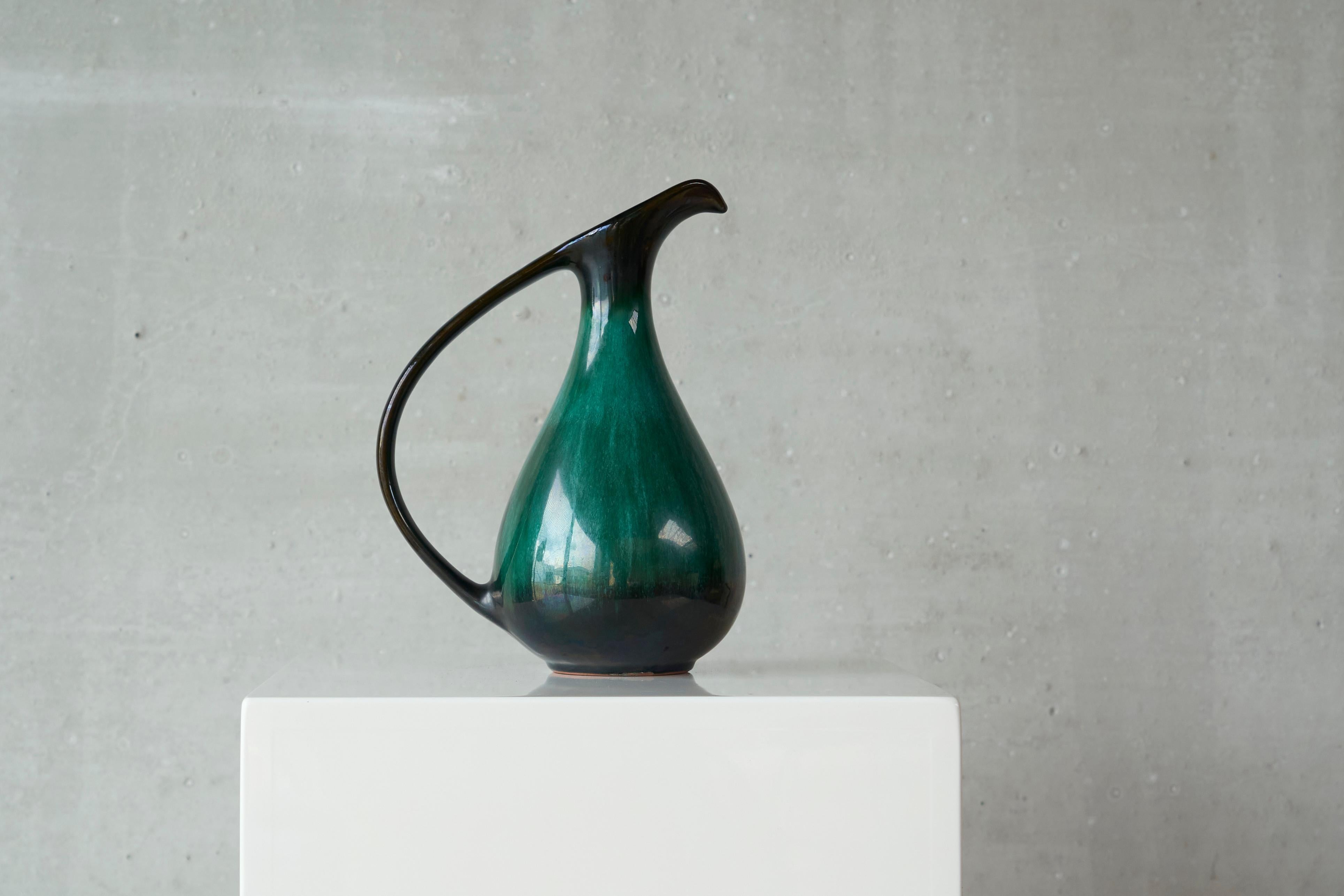Brocca in studio Pottery di Blue Mountain Pottery, Canada, anni '60.

Bellissima brocca elegante e sottile del famoso studio canadese BMP (Blue Mountain Pottery).

Chiamata così per le vicine Blue Mountains, produceva ceramiche con miscele di smalti