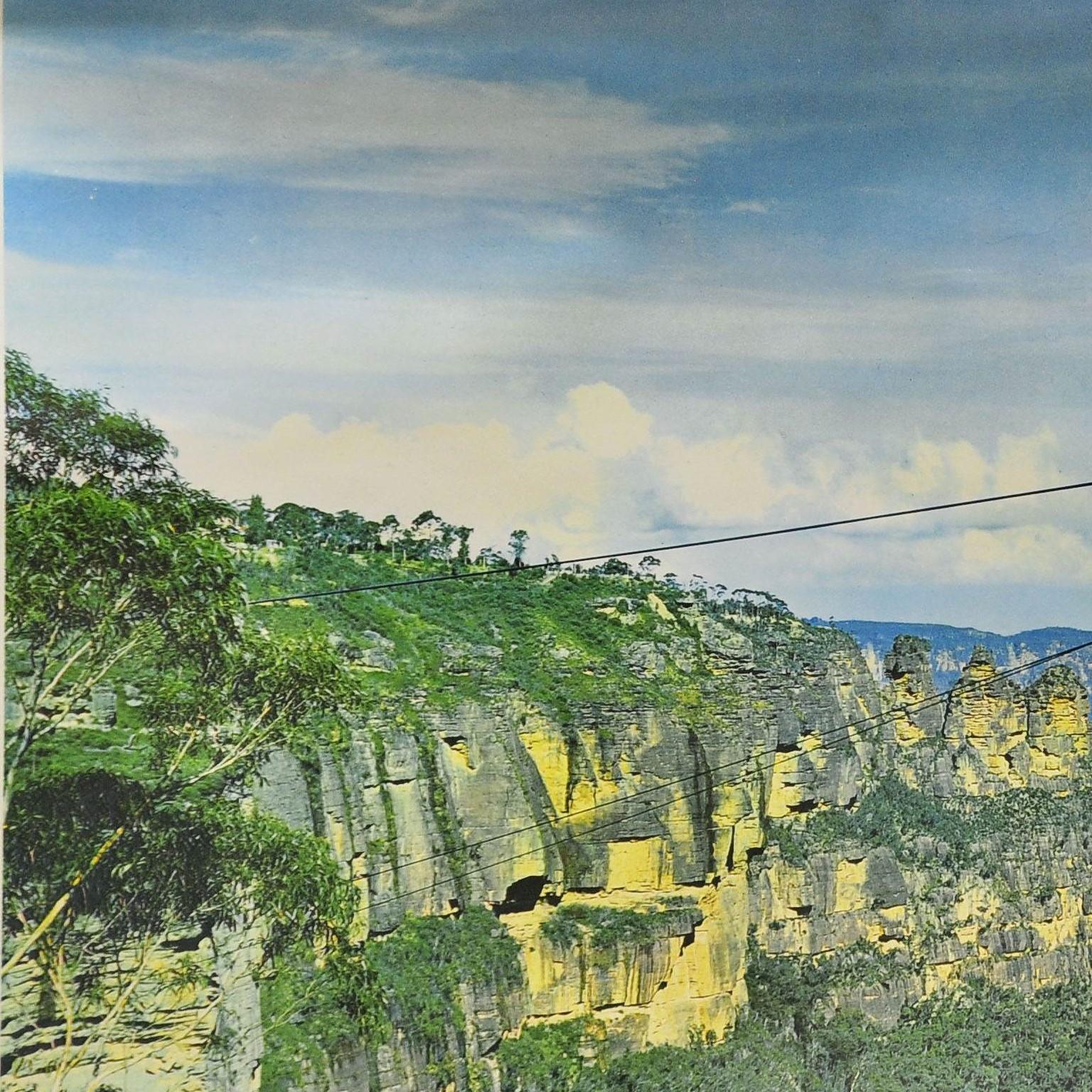 Una fantastica carta da parati vintage che presenta l'incantevole funivia delle montagne blu del New South Wales, in Australia. Utilizzato come materiale didattico nelle scuole tedesche. Pubblicato da Westermann. Stampa colorata su carta rinforzata