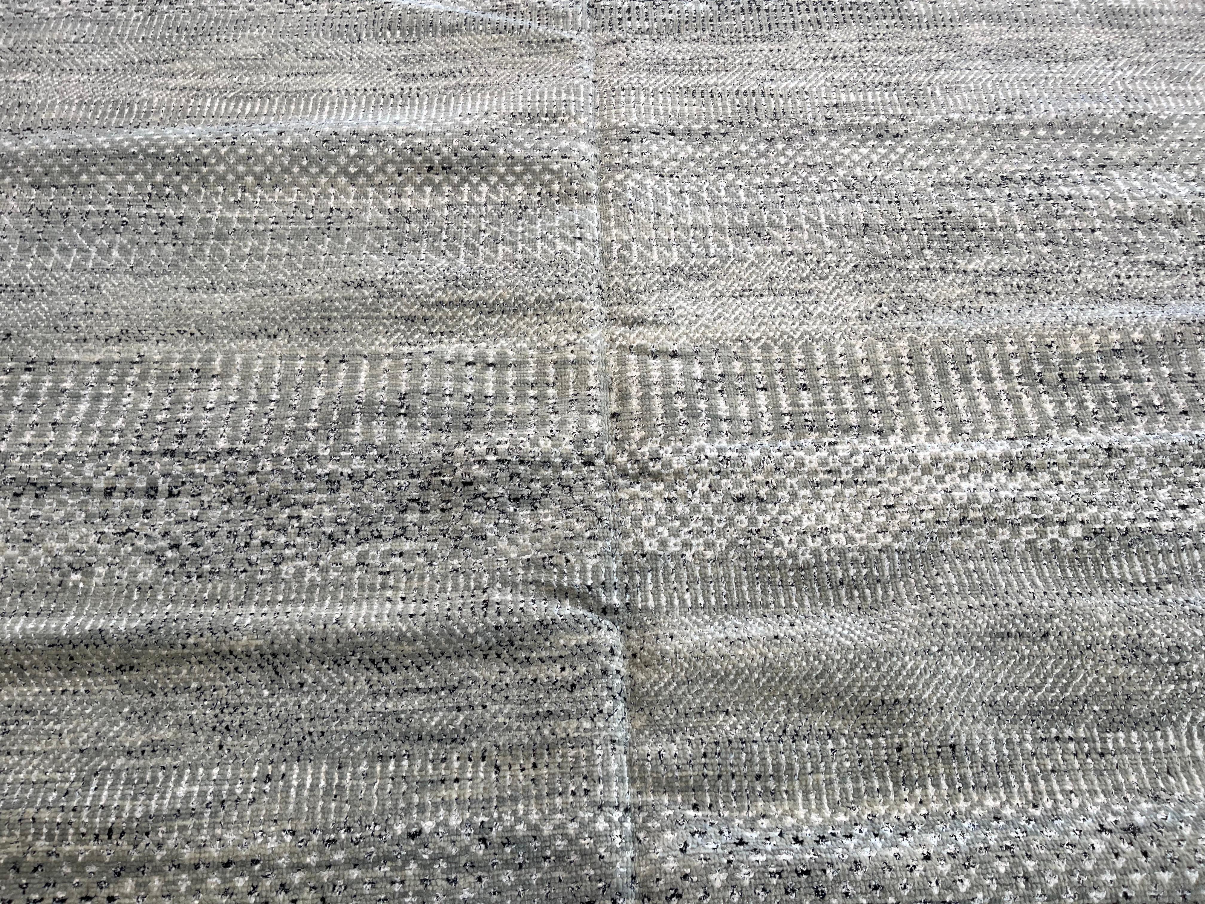 Tonos gris, crudo, topo y crema con diseño entrecruzado y reflejos amarillos. Mezcla de lana, viscosa y algodón para un tacto deliciosamente suave y duradero. Hecho a mano en la India con tintes vegetales.