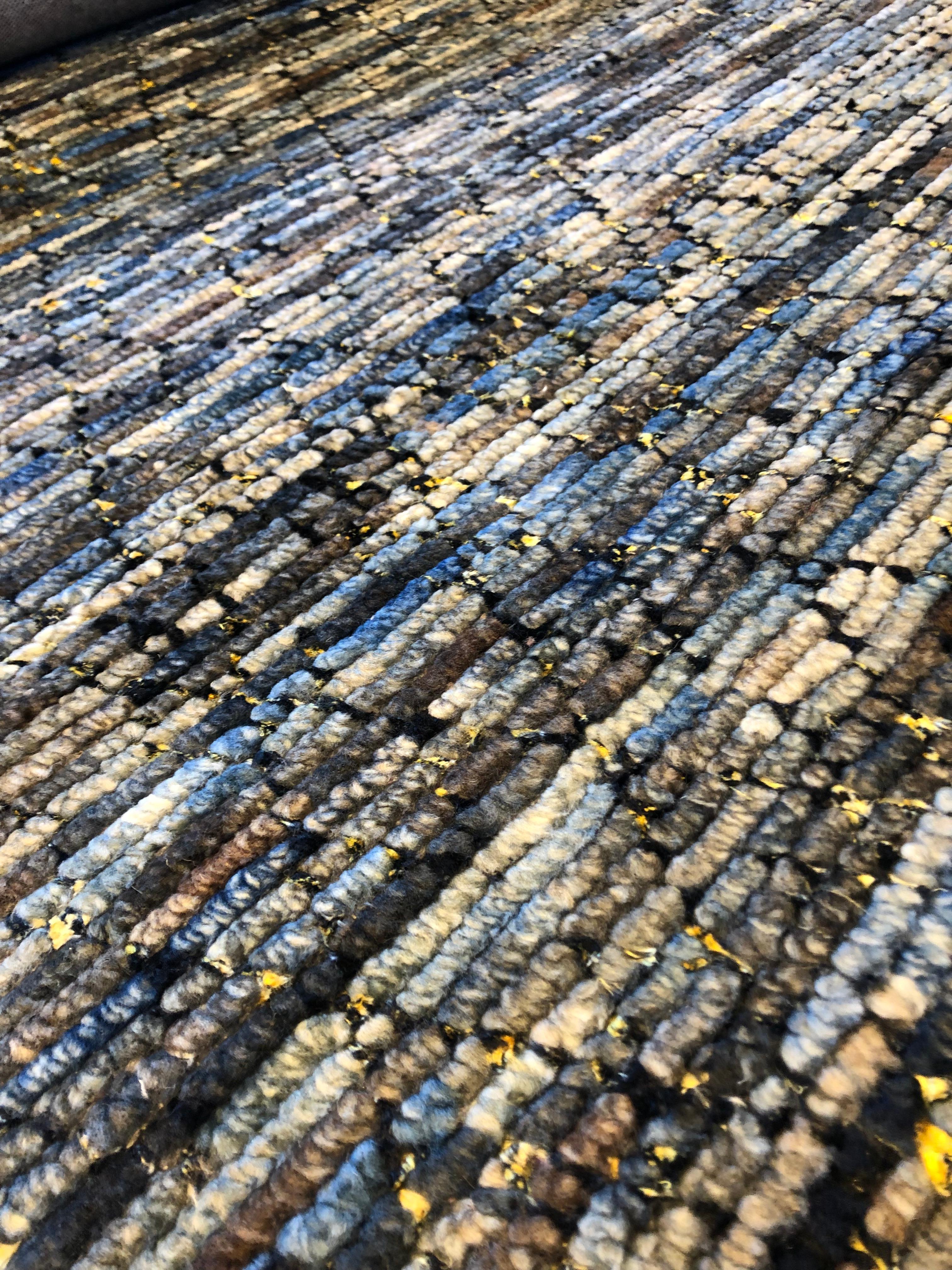 Blauer mehrfarbiger Teppich in Blau (Handgeknüpft) im Angebot