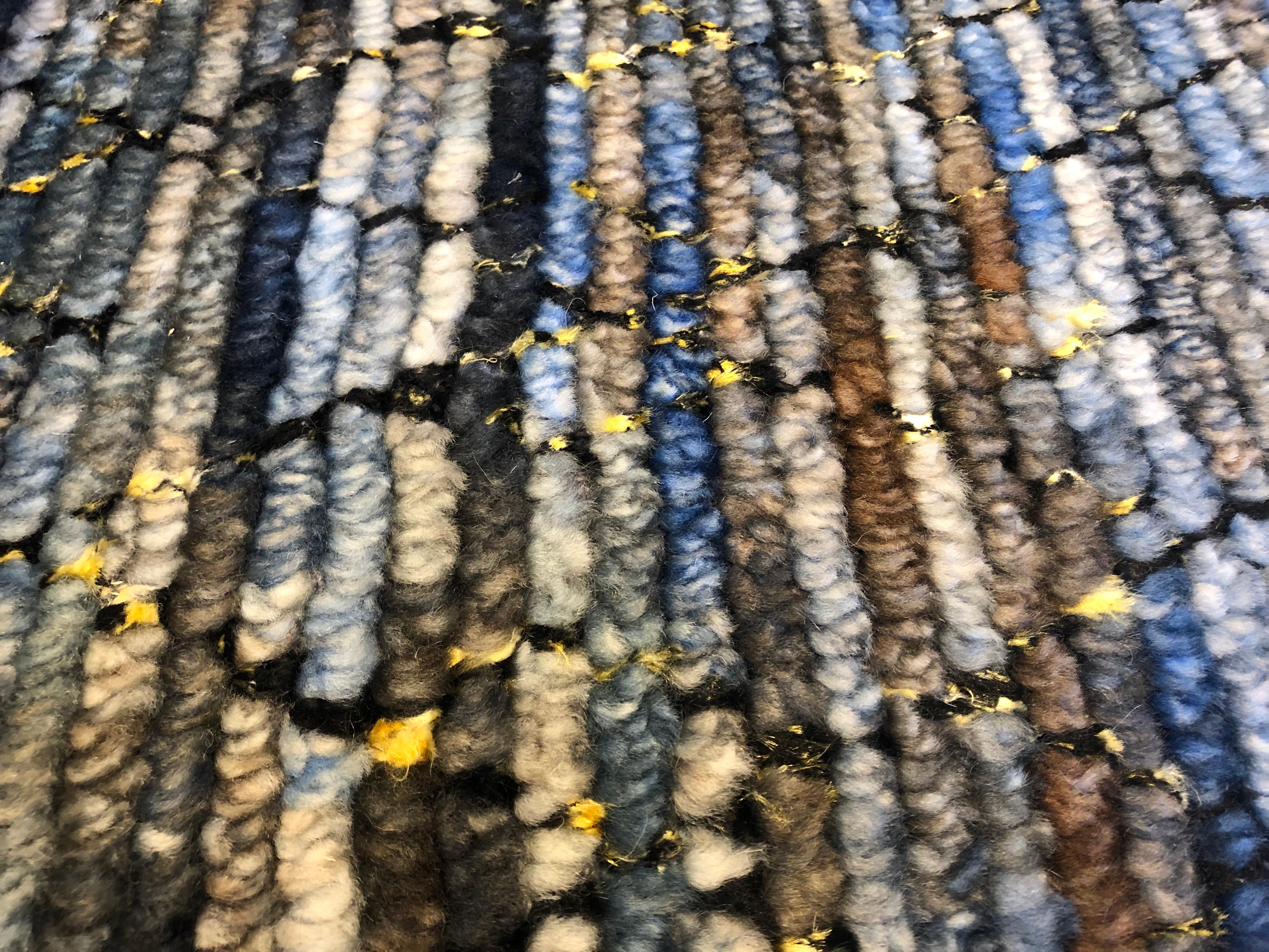 Blauer mehrfarbiger Teppich in Blau (21. Jahrhundert und zeitgenössisch) im Angebot